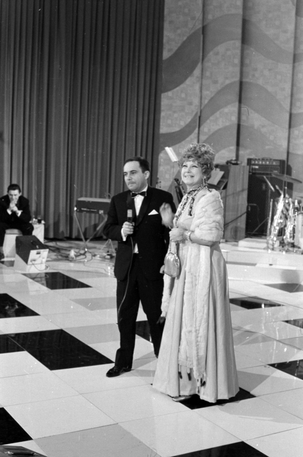 Hungary, Budapest V., az MTV stúdiója, a Magyar Rádió és a Magyar Televízió Null:nulla című 1970. évi szilveszteri vetélkedője. Vitray Tamás játékvezető és Komlós Juci színművésznő., 1970, Szalay Zoltán, Budapest, Fortepan #147906