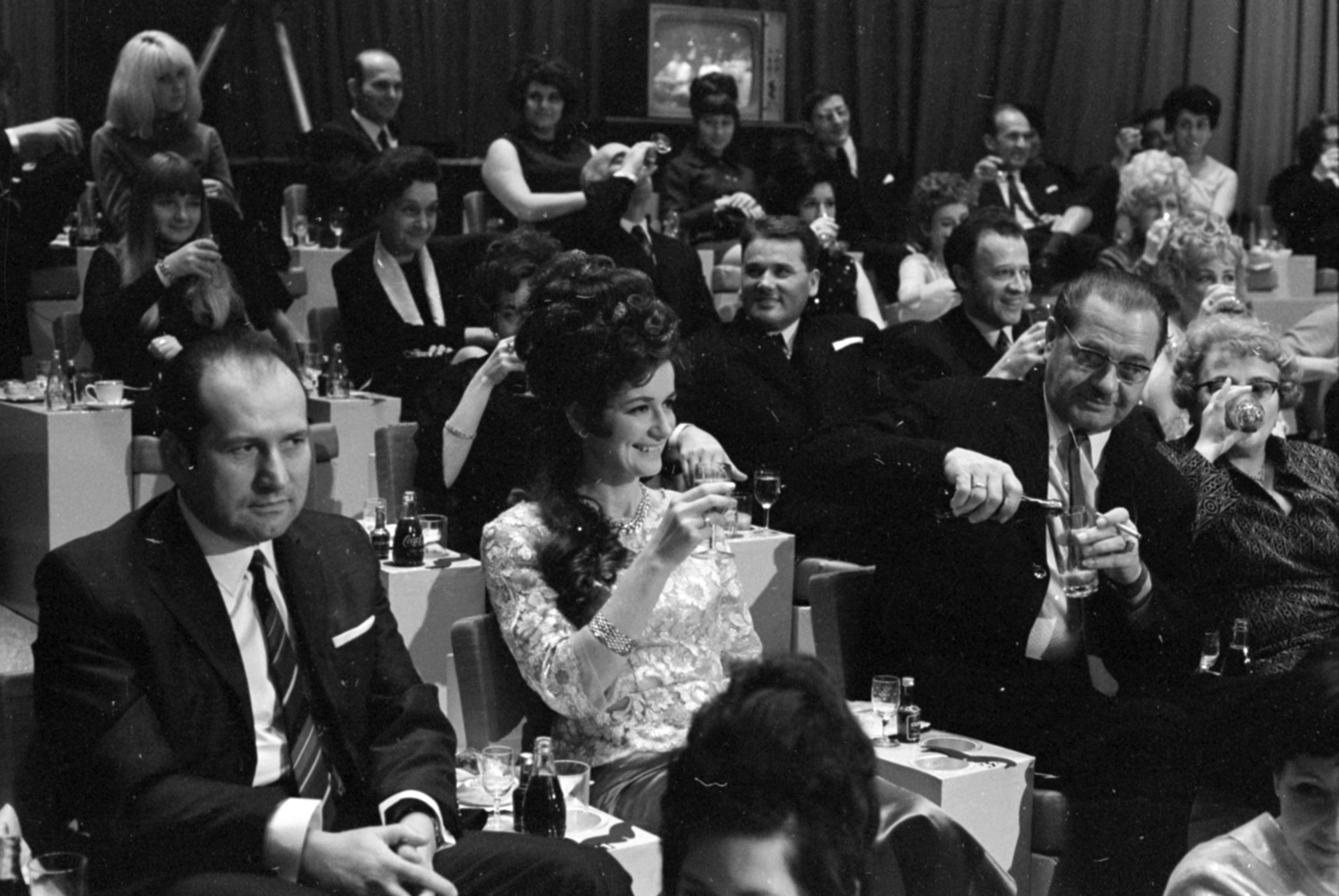 Hungary, Budapest V., az MTV stúdiója, a Magyar Rádió és a Magyar Televízió Null:nulla című 1970. évi szilveszteri vetélkedőjének közönsége., 1970, Szalay Zoltán, drinking, hairdo, Budapest, Fortepan #147907