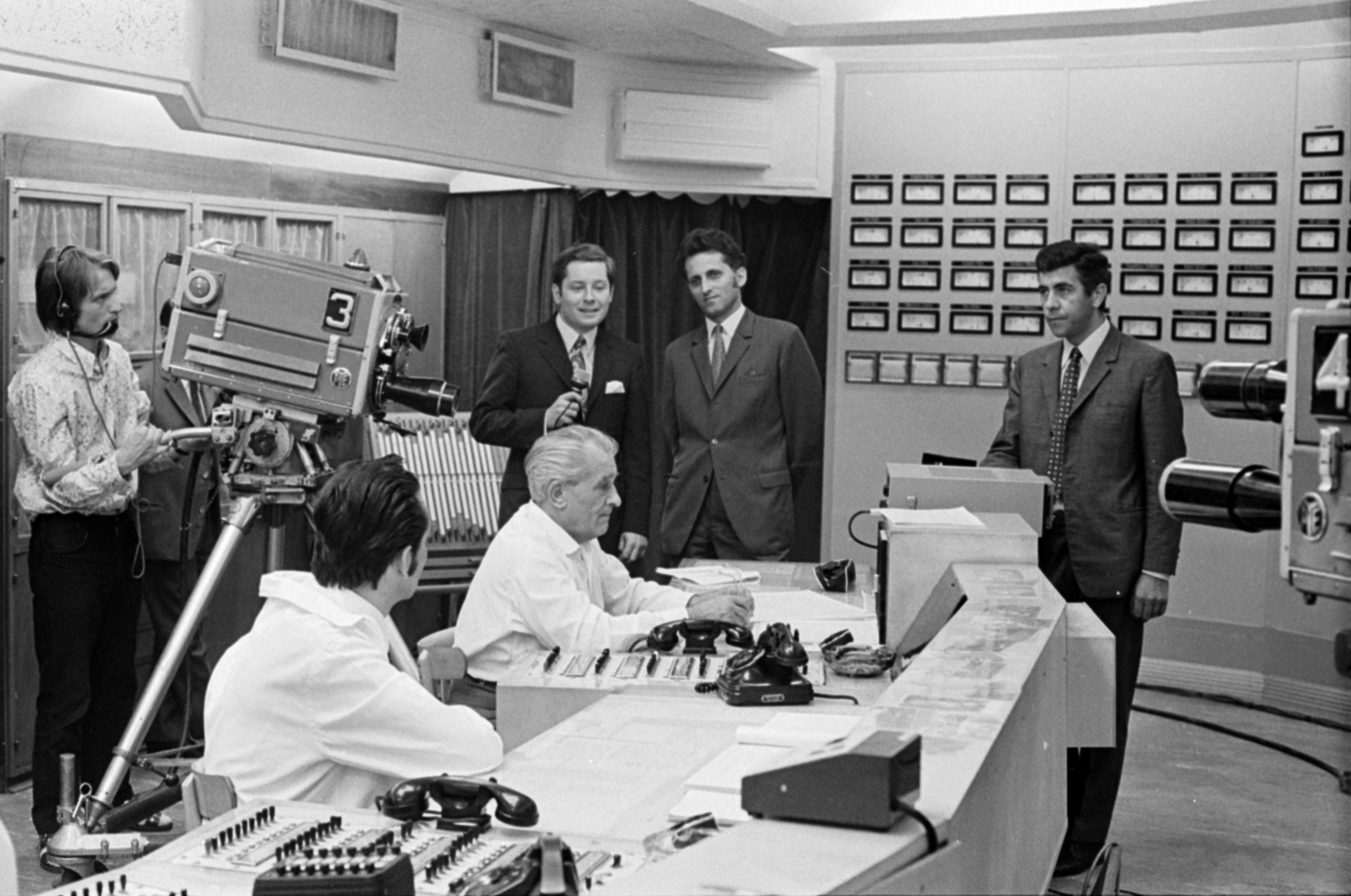 Hungary, Budapest I., a Magyar Villamos Művek Országos Villamos Teherelosztójának (OVT) vezérlőterme az Úri utca, 72. számú házból megközelíthető pincerendszerben. Mikrofonnal Moldoványi Ákos riporter. A felvétel a Riporter kerestetik vetélkedő döntőjekor, a villanykapcsolós szavazáskor készült., 1971, Szalay Zoltán, Budapest, Fortepan #147920