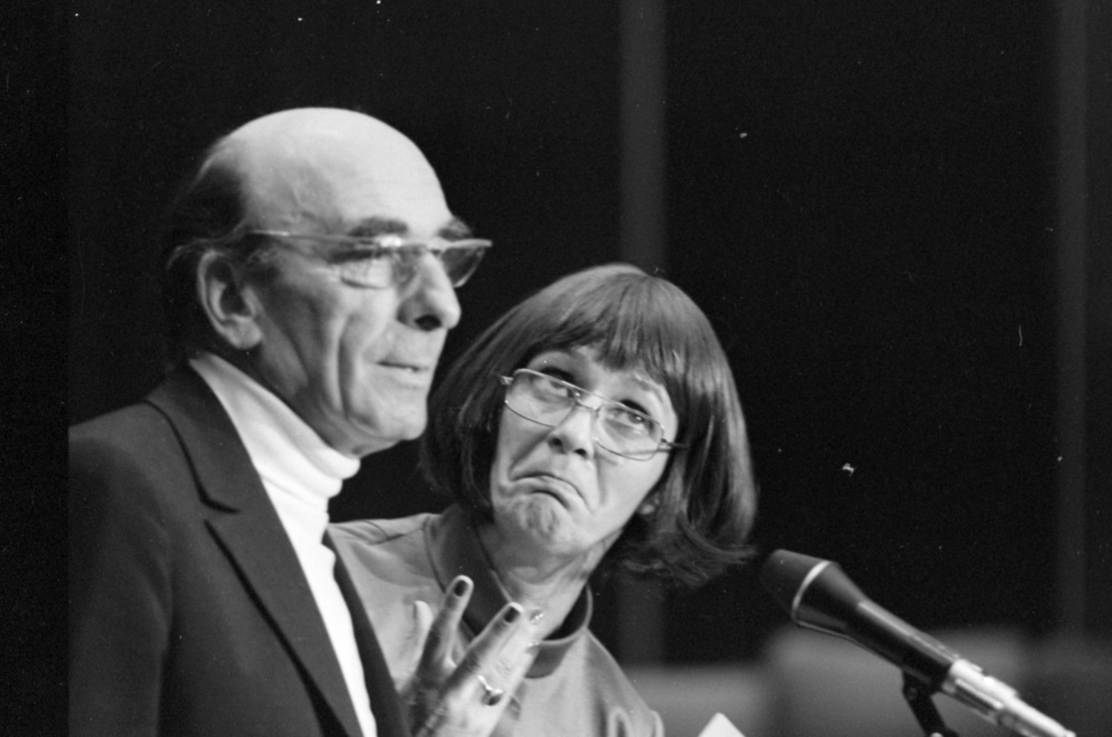 Hungary, Budapest VIII., a Magyar Rádió 6-os stúdiója, a Magyar Rádió Kabarészínházának BÚÉK - 1973 című műsora. Major Tamás és Psota Irén színművészek., 1972, Szalay Zoltán, Budapest, Hungarian Radio, grimace, Fortepan #147929