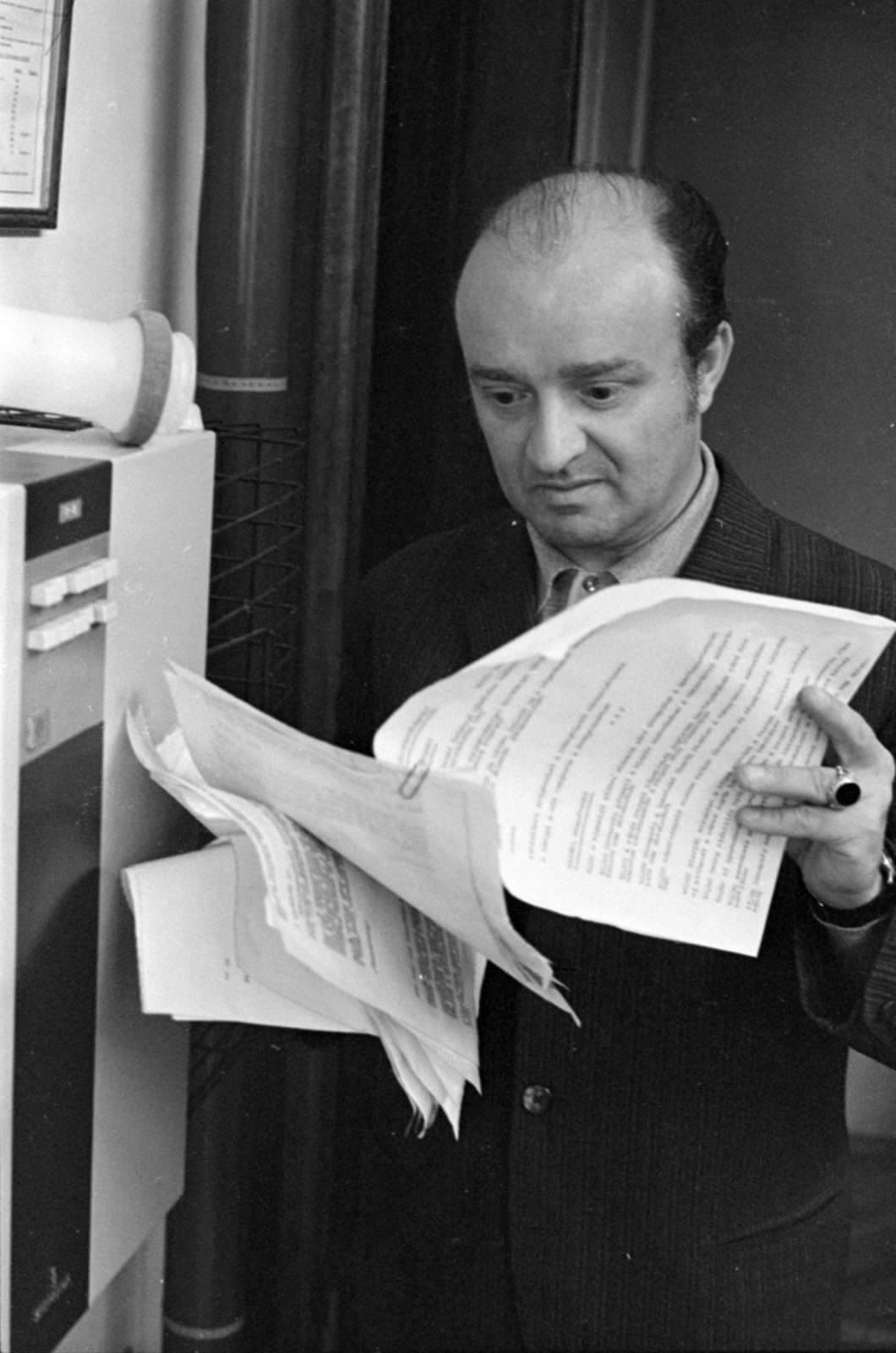Hungary, Budapest VIII., a Krónika szerkesztője a Rádiófigyelő szolgálatától csőpostán érkezett hírügynökségi jelentést olvassa., 1971, Szalay Zoltán, Budapest, Fortepan #147935