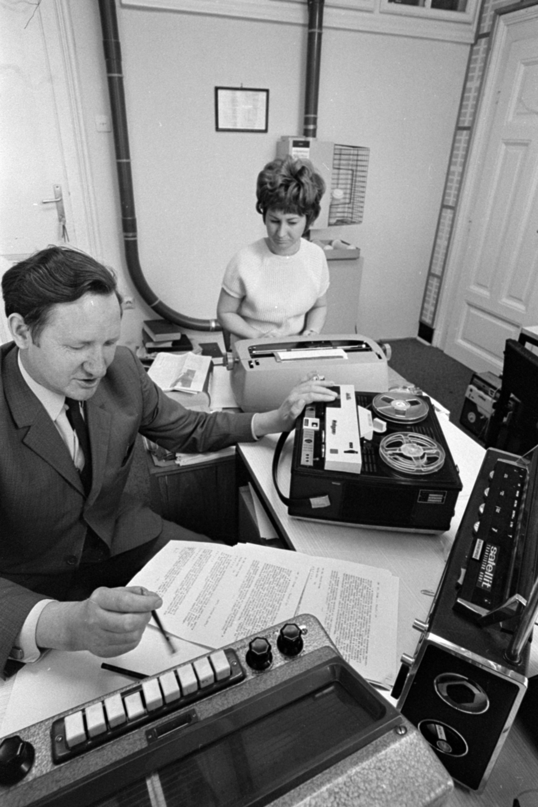 Hungary, Budapest VIII., a Magyar Rádió 2. számú elosztóközpontja, a Rádiófigyelő szolgálat munkatársai., 1971, Szalay Zoltán, tape recorder, Budapest, Hungarian Radio, Fortepan #147938