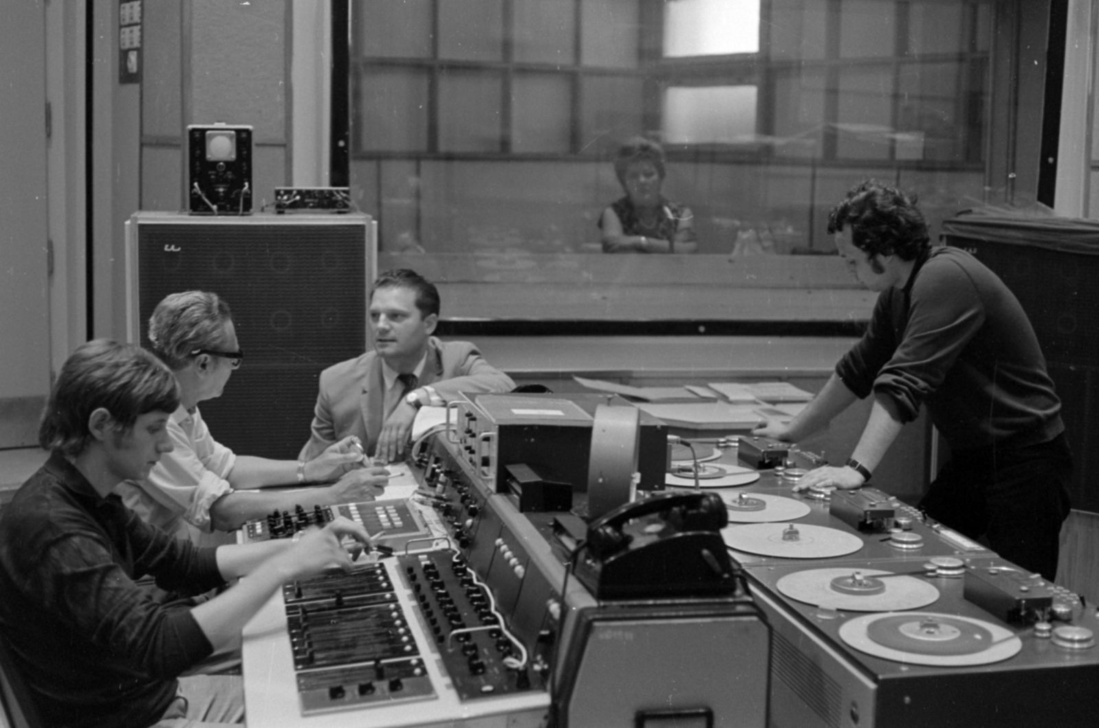 Hungary, Budapest VIII., a Magyar Rádió 2-es stúdiója, szemben Komjáthy György zenei szerkesztő., 1969, Szalay Zoltán, telephone, mixer, Budapest, Hungarian Radio, Fortepan #147940