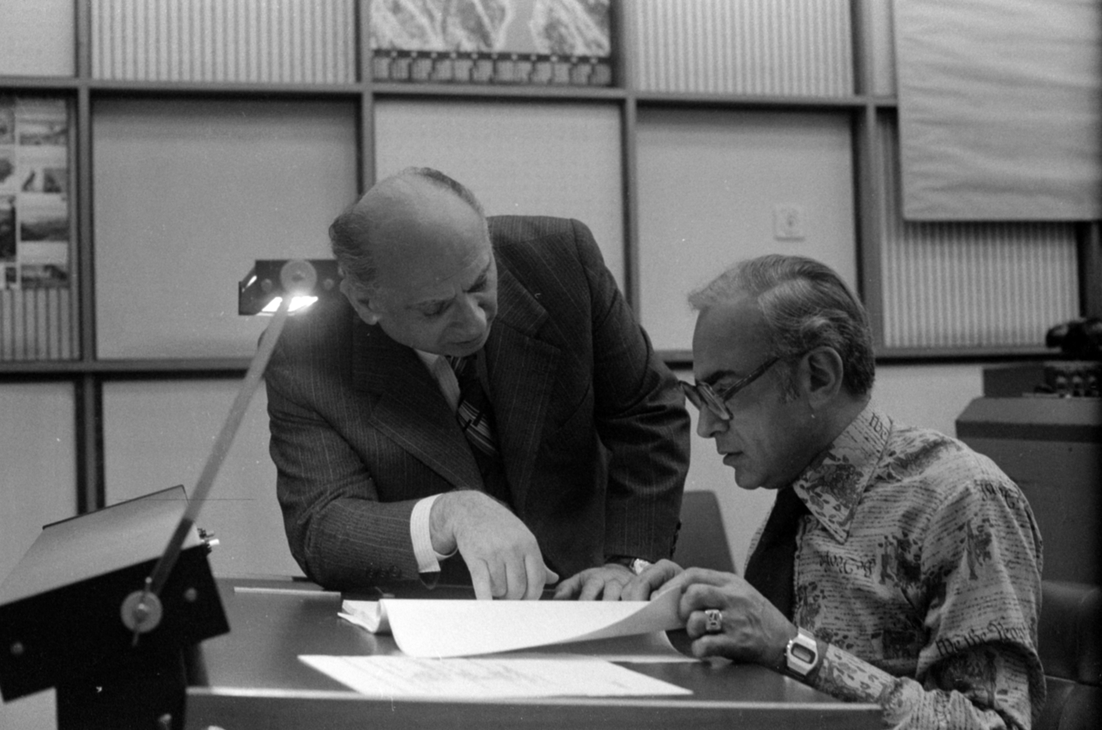 Hungary, Budapest VIII., a Magyar Rádió stúdiója., 1975, Szalay Zoltán, light, glasses, Budapest, digital clock, Fortepan #147950