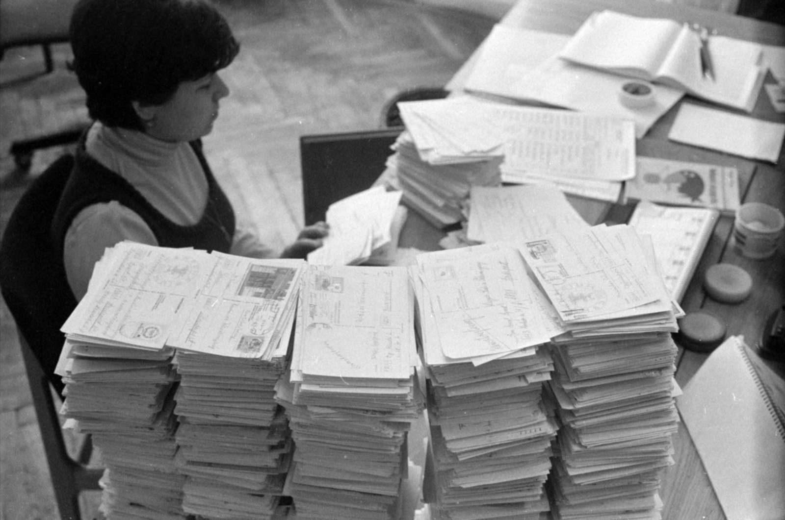 Hungary, Budapest VIII., Bródy Sándor utca 5-7., a Rádió- és Televízióújság szerkesztősége, keresztrejtvény megfejtések kiértékelése., 1977, Szalay Zoltán, papers, Budapest, postcard, Fortepan #147954