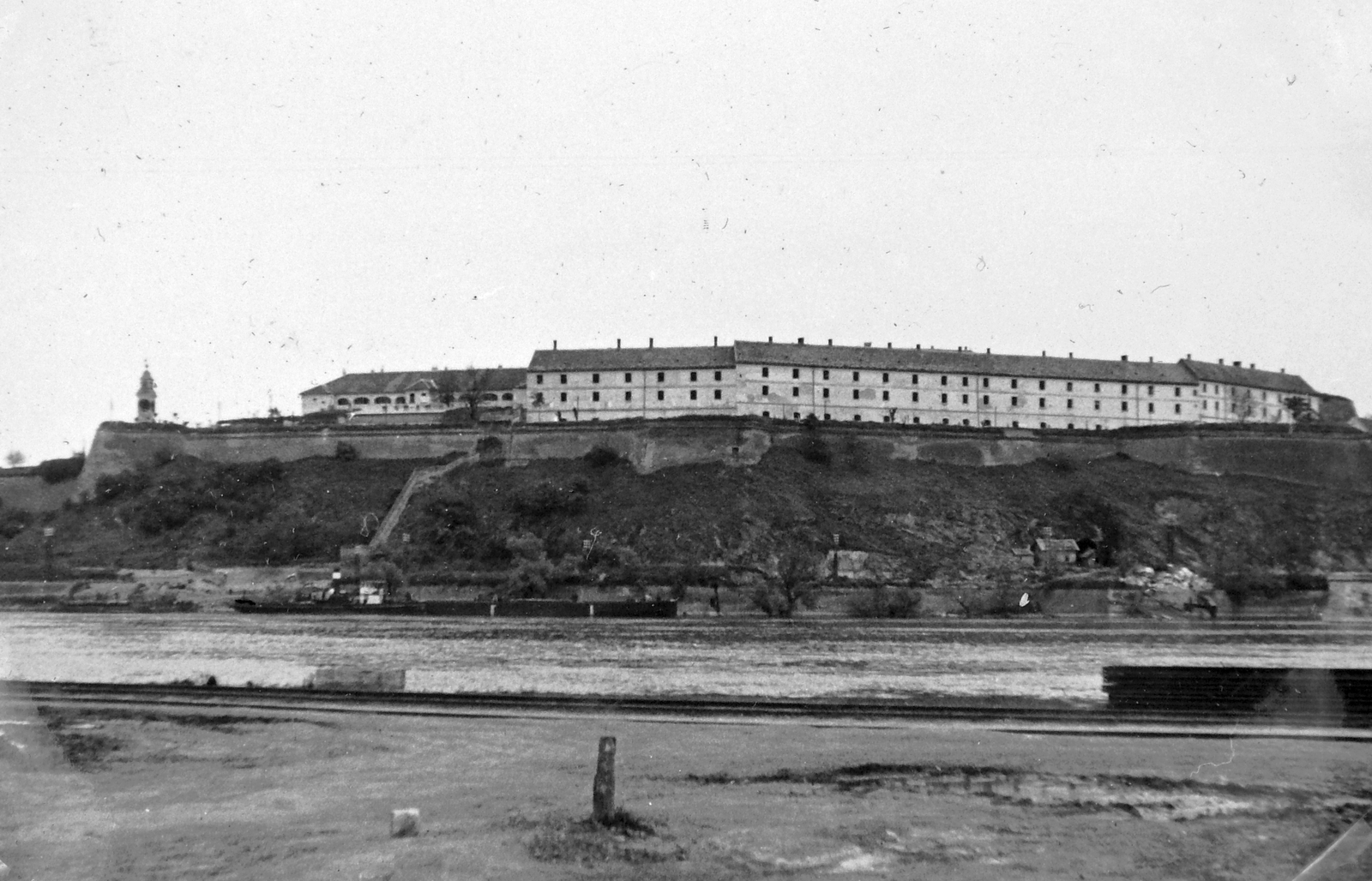 Serbia, Novi Sad, a Duna túlpartján a Péterváradi vár., 1942, Négyesi Pál, Fortepan #14797