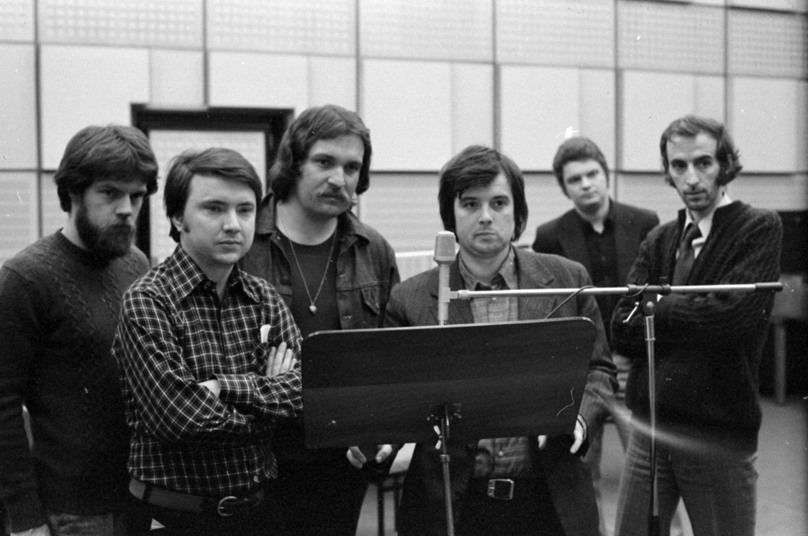 Hungary, Budapest VIII., a Magyar Rádió stúdiója, balról Papp Márió, Farkasházy Tivadar, Boncz Géza és Sinkó Péter az ifjú humoristák rádiókabaréjának megbeszélésén., 1976, Szalay Zoltán, Budapest, Hungarian Radio, Fortepan #147972