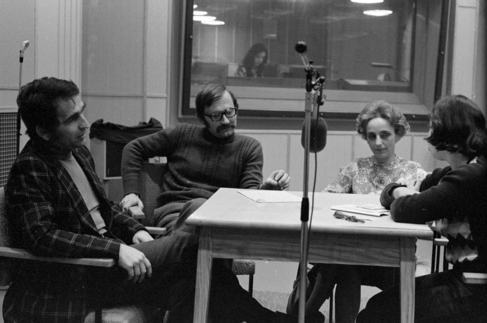 Hungary, Budapest VIII., a Magyar Rádió stúdiója, rádióműsor a "harmadik világ" rosszul táplált gyermekeinek problémájáról. Balról Hámori József neurobiológus, Rátay Csaba pszichológus, dr. Hermann Erzsébet orvos és Sárkány Vera műsorvezető., 1976, Szalay Zoltán, glasses, moustache, Budapest, Hungarian Radio, Fortepan #147976