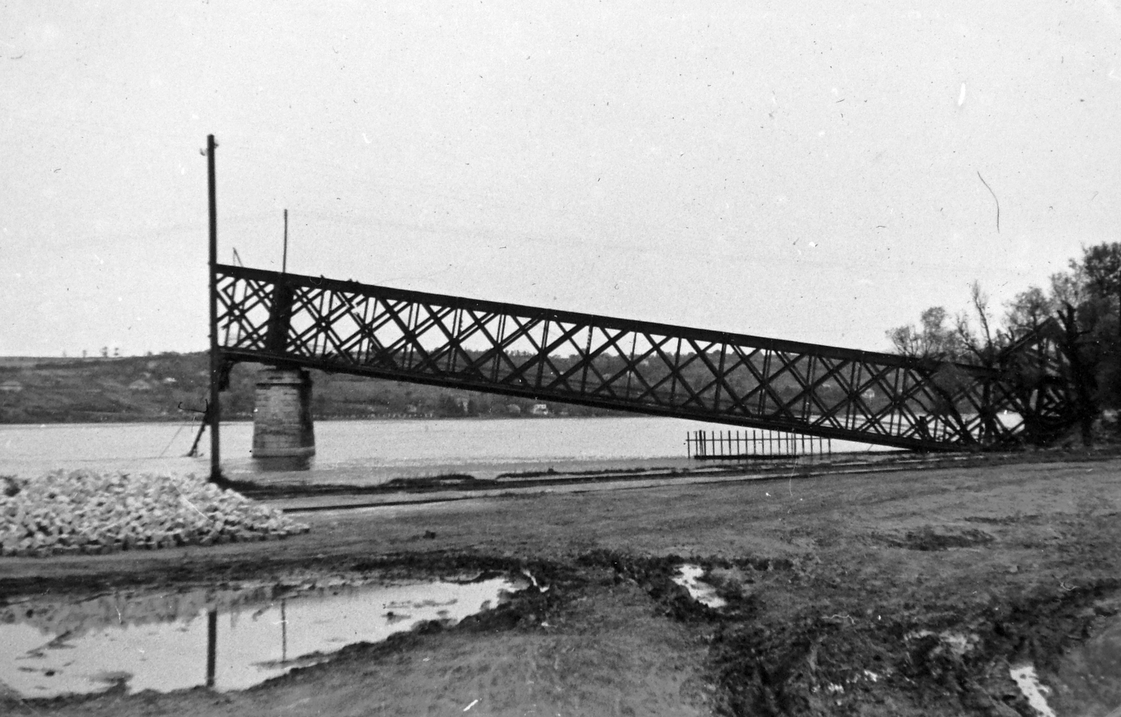 Serbia, Novi Sad, a lerombolt vasúti híd maradványa., 1942, Négyesi Pál, wrecked bridge, Fortepan #14798