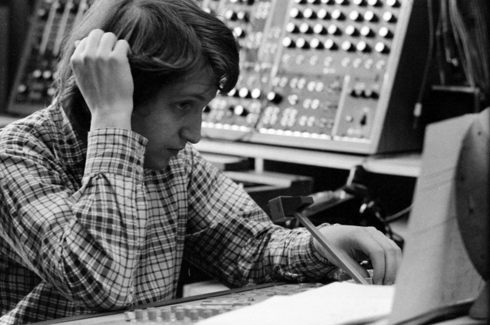 Hungary, Budapest VIII., a Magyar Rádió elektronikus zenei stúdiója, ifj, Kurtág György zeneszerző., 1977, Szalay Zoltán, Budapest, Hungarian Radio, mixer, Fortepan #147998