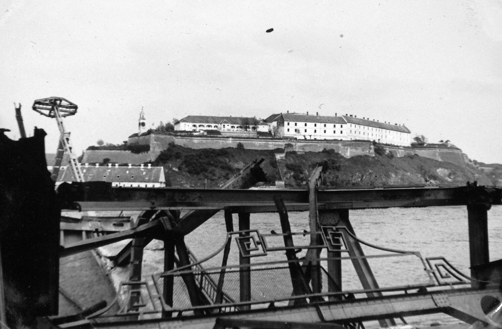 Serbia, Novi Sad, a lerombolt közúti híd (Most kraljevića Tomislava) maradványa, háttérben a Duna túlpartján Pétervárad., 1942, Négyesi Pál, wrecked bridge, Fortepan #14800