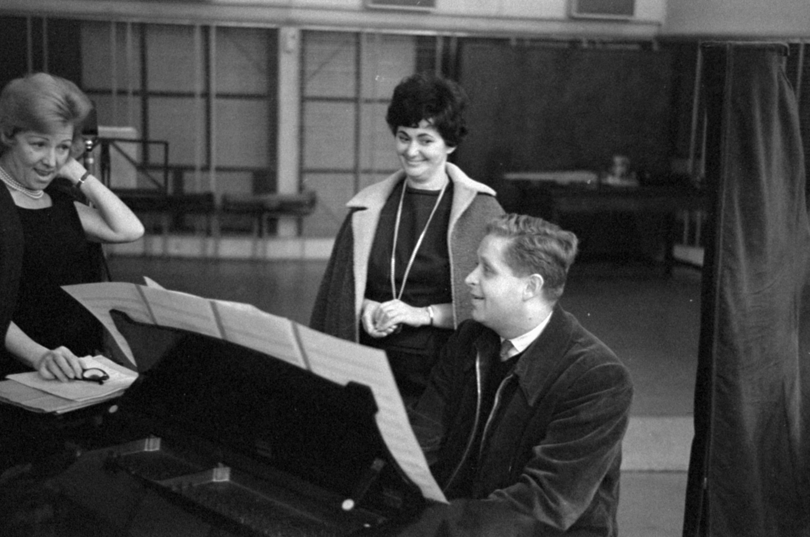 Hungary, Budapest VIII., a Magyar Rádió stúdiója, Barlay Zsuzsa és Komlóssy Erzsébet operaénekesnők, a zongoránál Seregi László rendező., 1963, Szalay Zoltán, piano, Budapest, Hungarian Radio, Fortepan #148023
