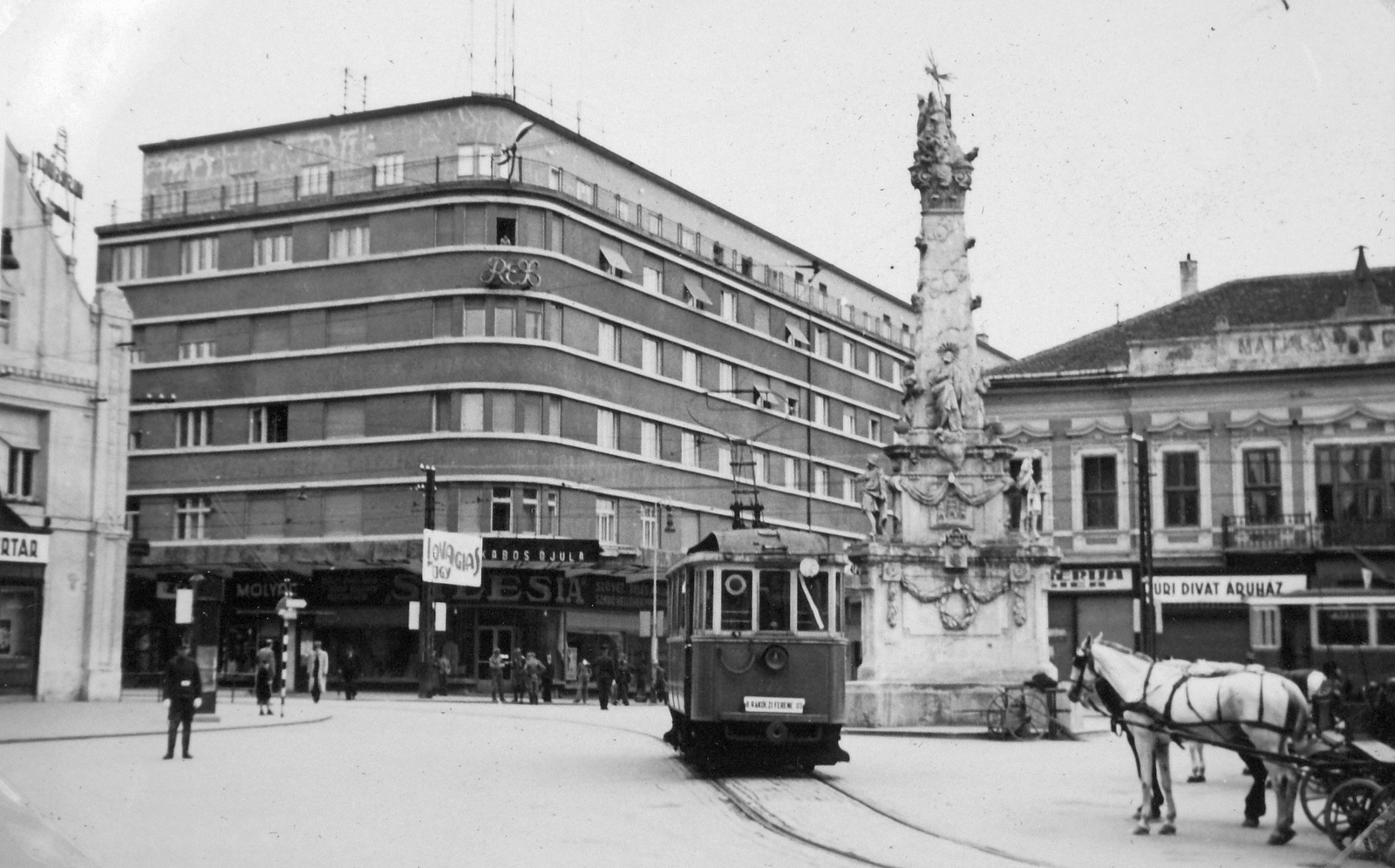 Serbia, Trg Slobode (eredetileg Ferenc József tér, késöbb Országzászló tér)., 1942, Négyesi Pál, tram, Holy Trinity Statue, Fortepan #14803