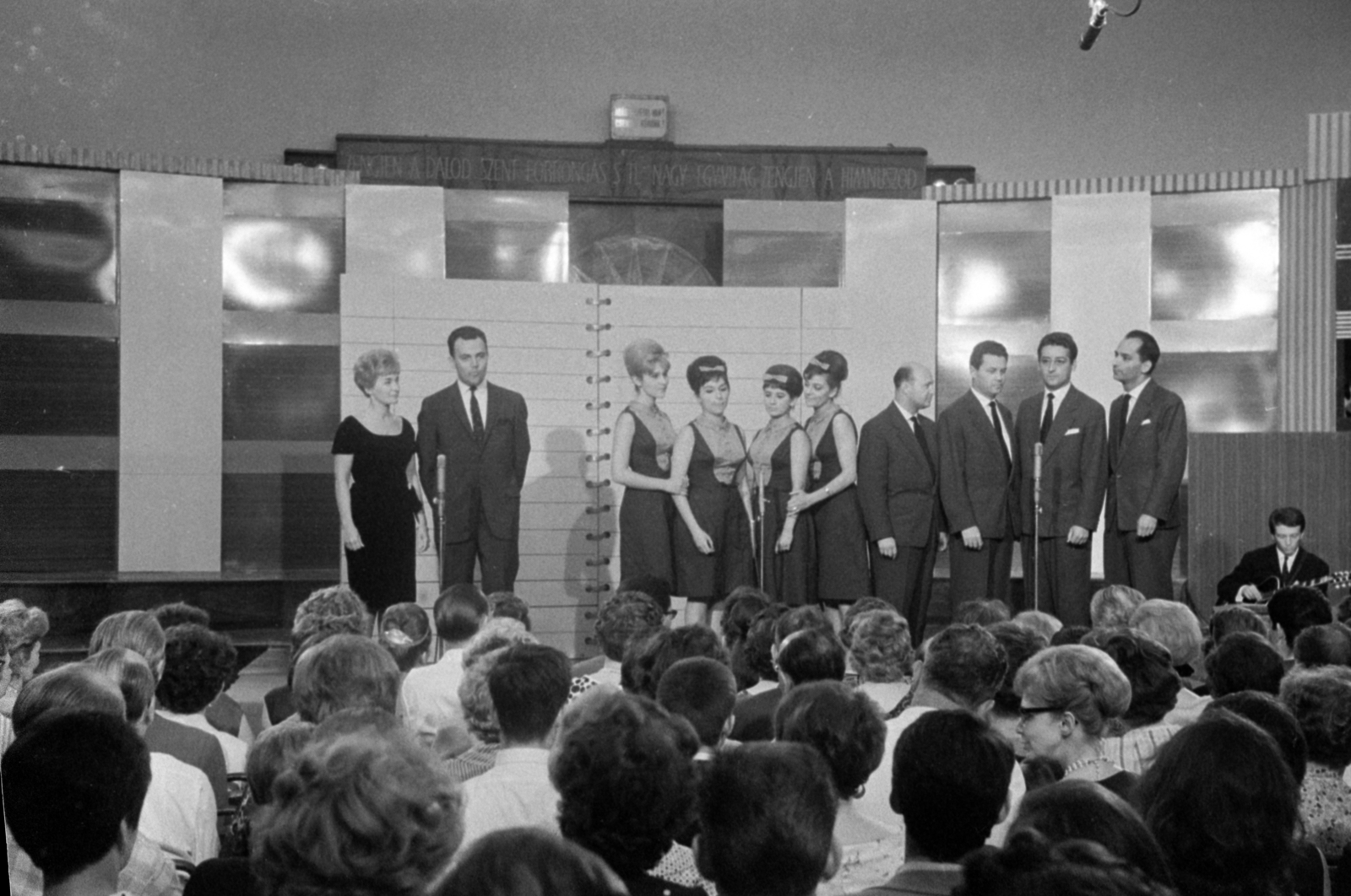 Hungary, Budapest VIII., a Magyar Rádió 6-os stúdiója. Balra Erőss Anna és Bözsöny Ferenc rádióbemondók, a kép jobb szélén Sztevanovity Zorán látszik., 1964, Szalay Zoltán, audience, Budapest, Fortepan #148036