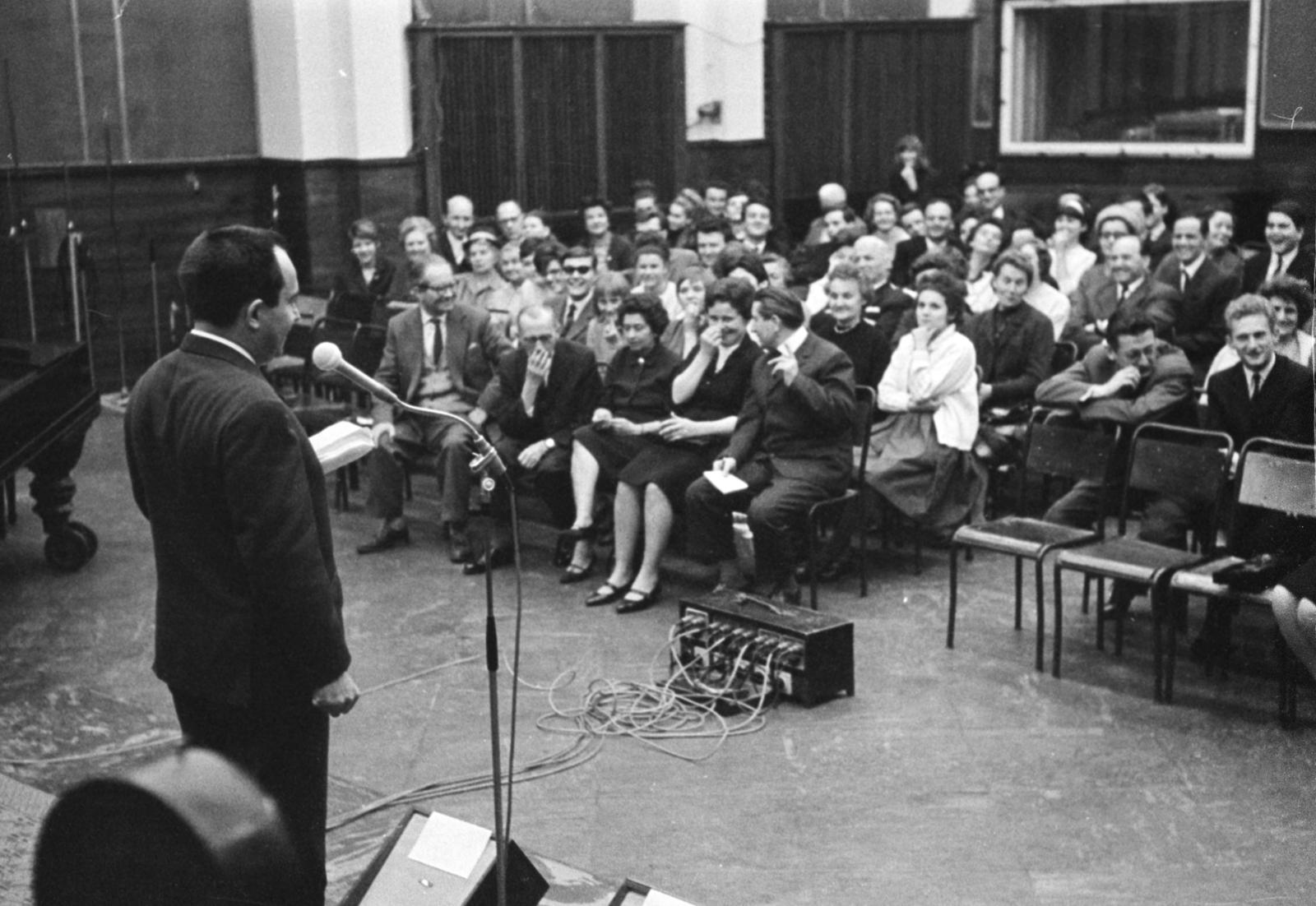 Hungary, Budapest VIII., a Magyar Rádió 6-os stúdiója, megyék közötti kulturális vetélkedő, a műsorvezető Vitray Tamás., 1966, Szalay Zoltán, Budapest, Hungarian Radio, Fortepan #148038