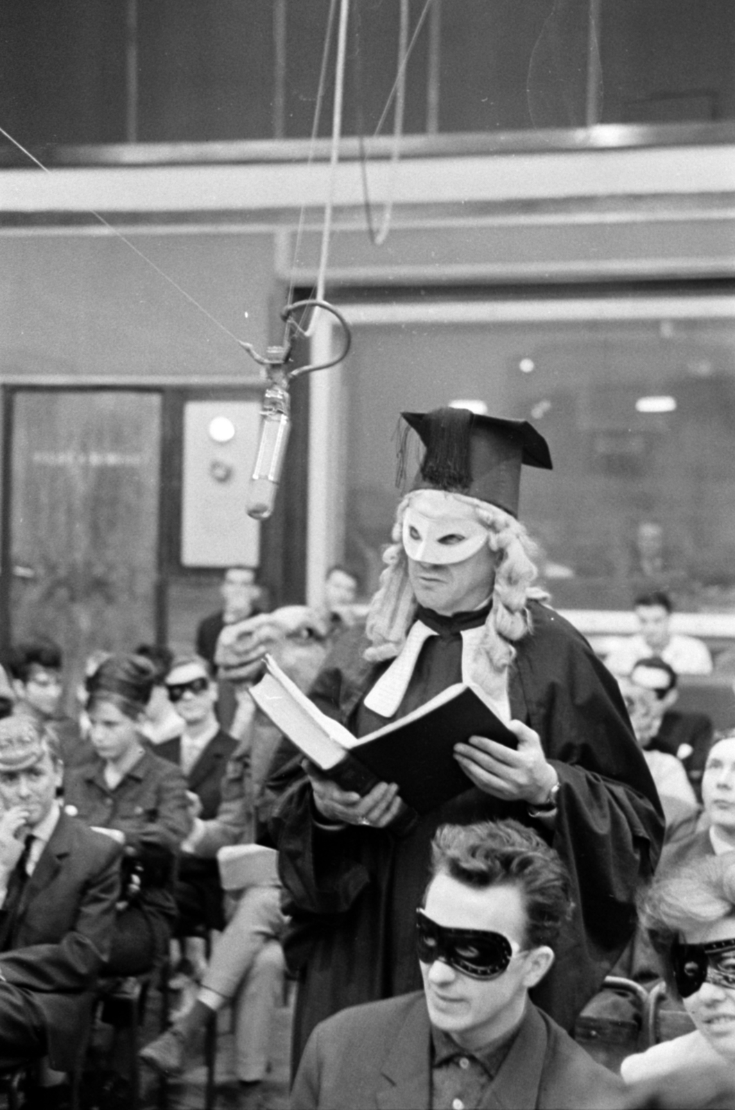 Hungary, Budapest VIII., a Magyar Rádió 6-os stúdiója az Álarc nem kötelező című nyilvános farsangi műsor felvételekor., 1964, Szalay Zoltán, Budapest, Hungarian Radio, mask, wig, Fortepan #148064