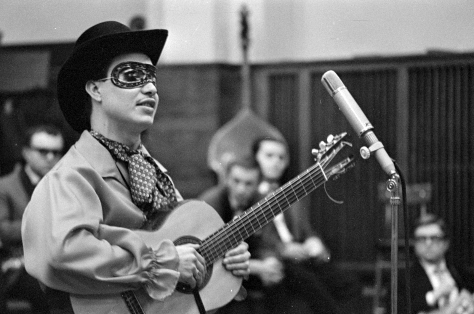 Hungary, Budapest VIII., a Magyar Rádió 6-os stúdiója az Álarc nem kötelező című nyilvános farsangi műsor felvételekor., 1964, Szalay Zoltán, hat, tie, microphone, guitar, mask, Budapest, Hungarian Radio, Fortepan #148068