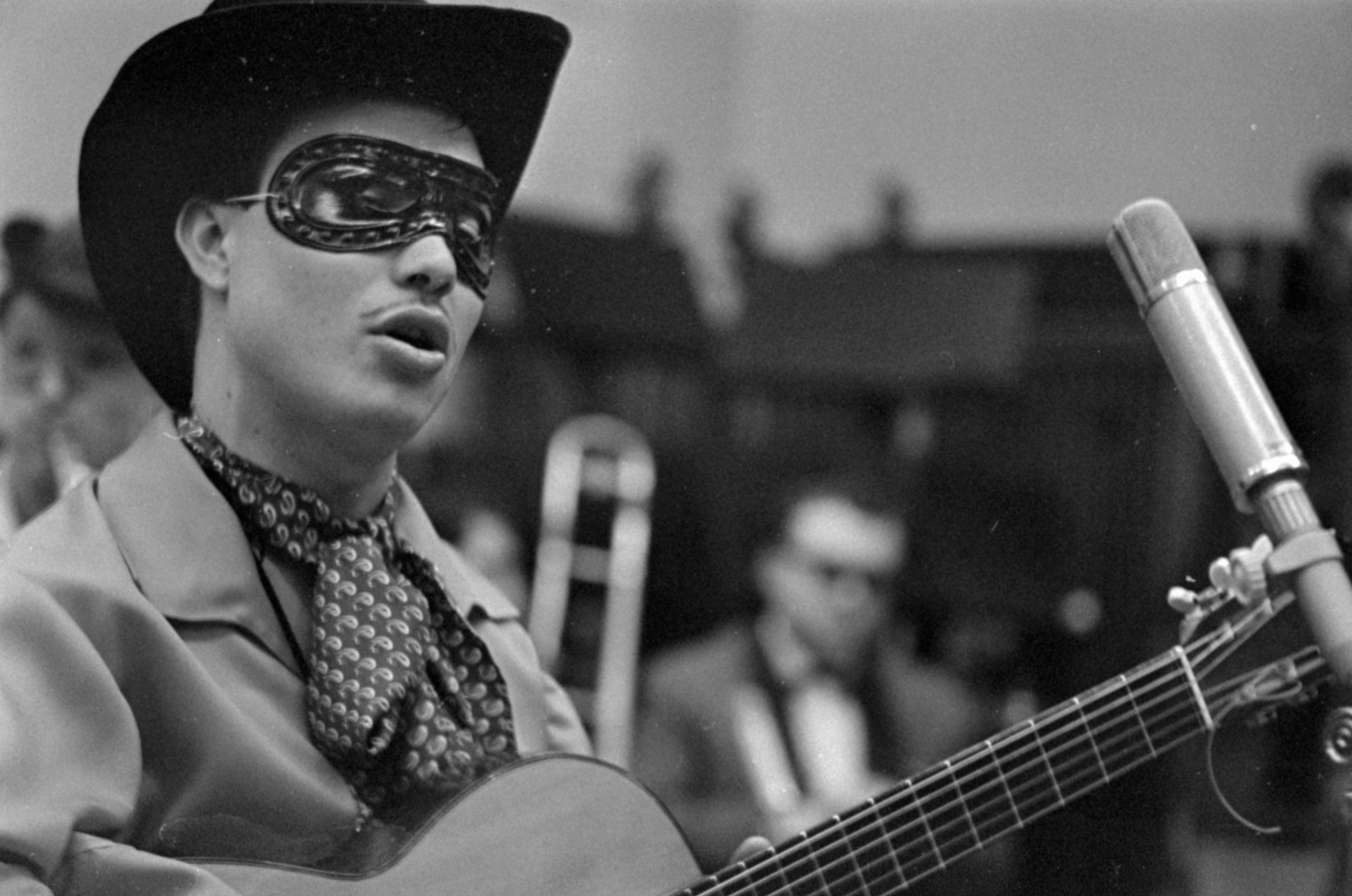 Hungary, Budapest VIII., a Magyar Rádió 6-os stúdiója az Álarc nem kötelező című nyilvános farsangi műsor felvételekor., 1964, Szalay Zoltán, hat, tie, microphone, guitar, mask, Budapest, Hungarian Radio, Fortepan #148069