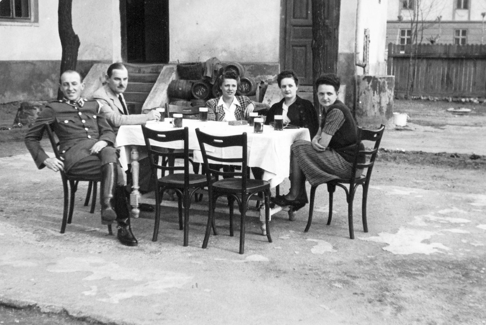 1942, Négyesi Pál, leg over leg, Fortepan #14810