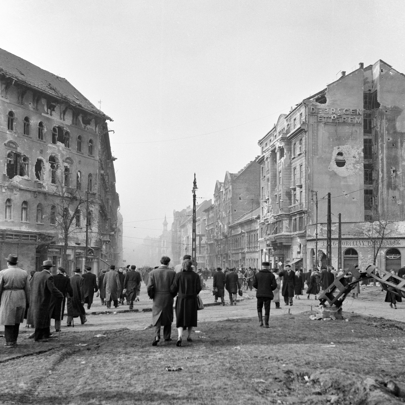 Magyarország, Budapest VIII.,Budapest VII., Baross tér és a Rákóczi út 1956. október 29-én. A kép forrását kérjük így adja meg: Fortepan/Hegyi Zsolt, Balla Demeter felvétele., 1956, Balla Demeter / Hegyi Zsolt jogörökös adománya, háborús kár, forradalom, épületkár, Budapest, képarány: négyzetes, Fortepan #148102