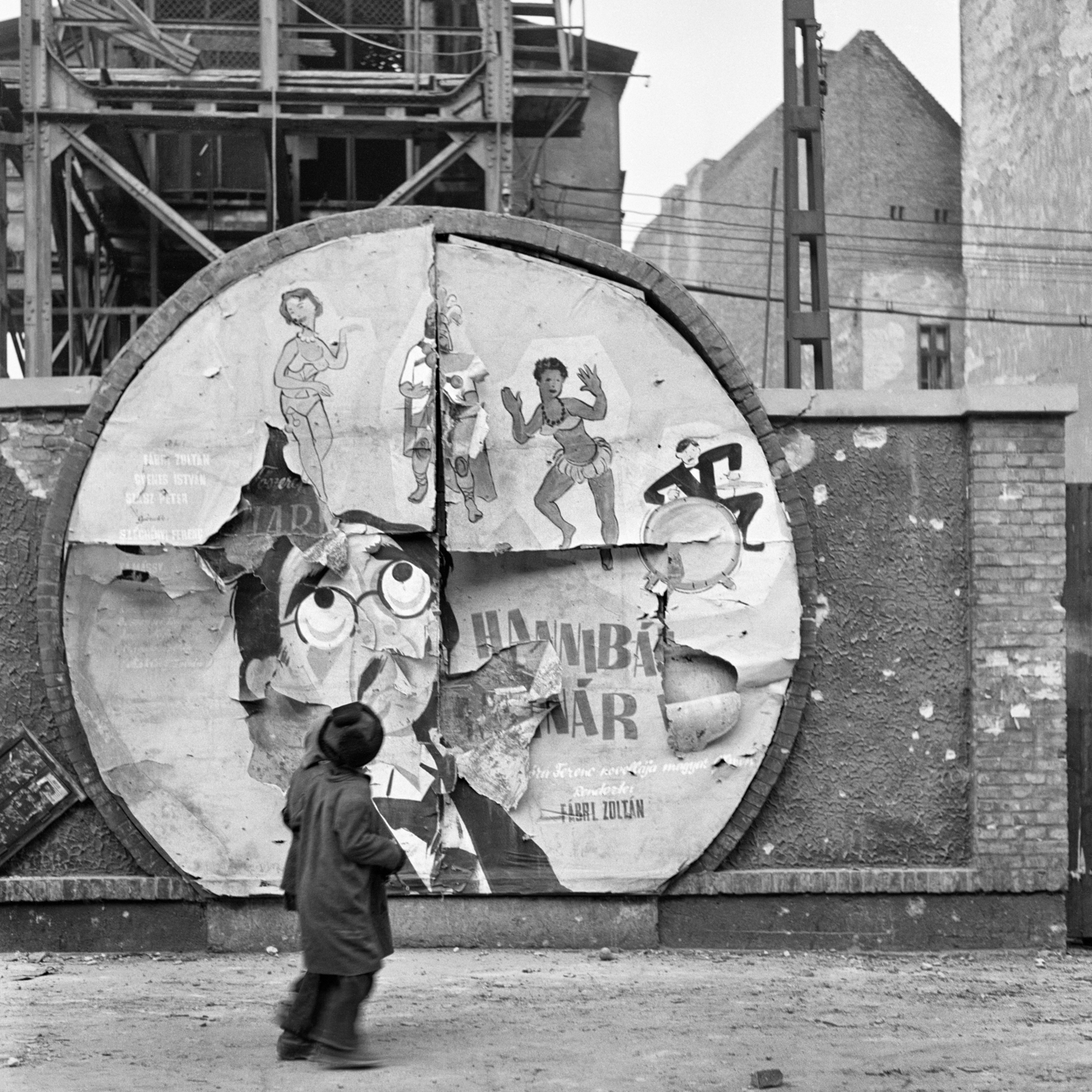 Magyarország, Budapest VII., Rákóczi út 66., a metróépítés területe 1956. október 29-én. A kép forrását kérjük így adja meg: Fortepan/Hegyi Zsolt, Balla Demeter felvétele., 1956, Balla Demeter / Hegyi Zsolt jogörökös adománya, plakát, moziműsor, Budapest, képarány: négyzetes, Fortepan #148107