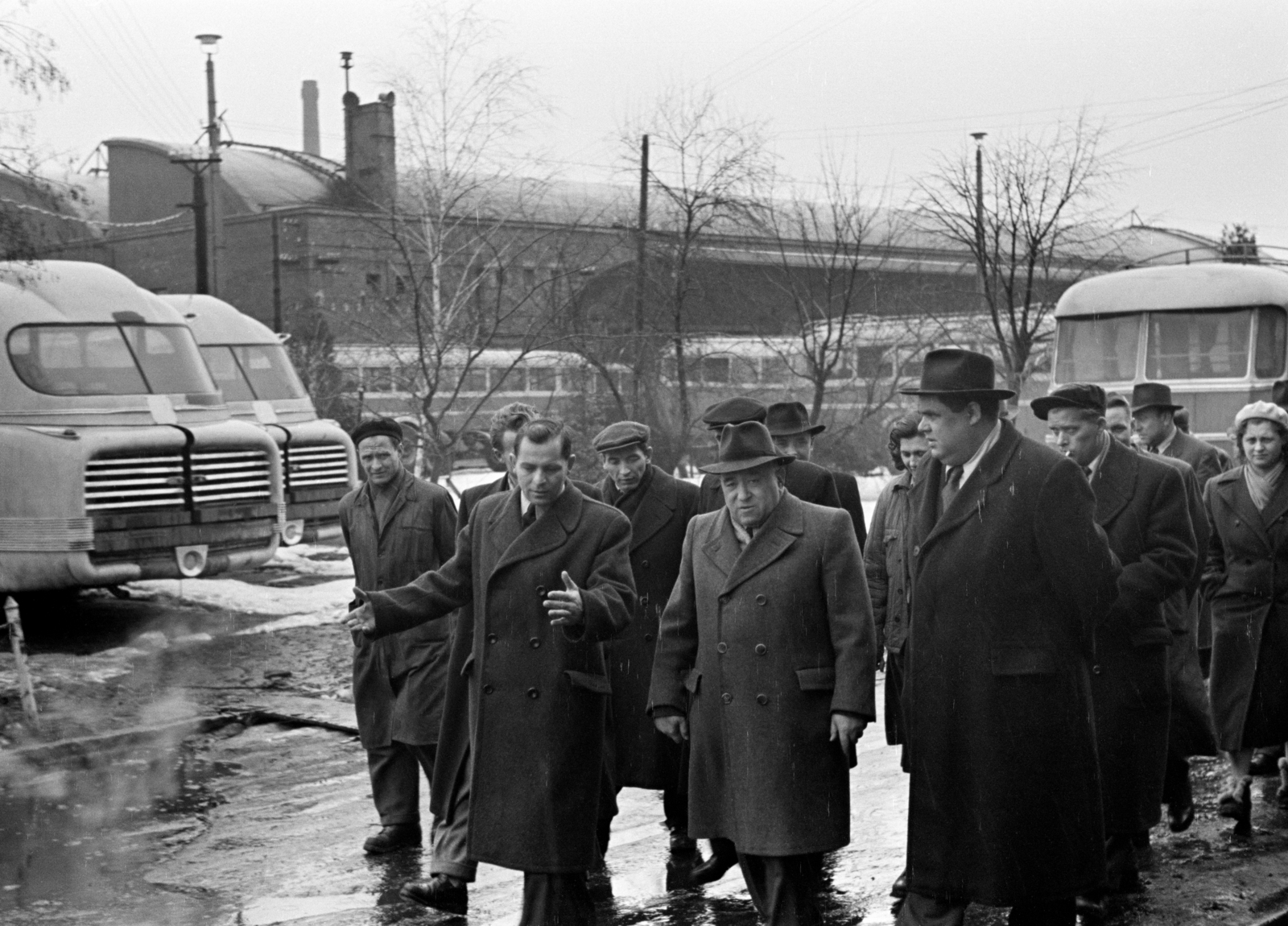 Hungary, Budapest XVI., Margit utca, az IKARUS mátyásföldi gyártelepe, elöl középen Rákosi Mátyás. A kép forrását kérjük így adja meg: Fortepan/Hegyi Zsolt, Balla Demeter felvétele., 1956, Balla Demeter / Hegyi Zsolt jogörökös adománya, bus, Ikarus-brand, Budapest, celebrity, politician, bald, Fortepan #148113