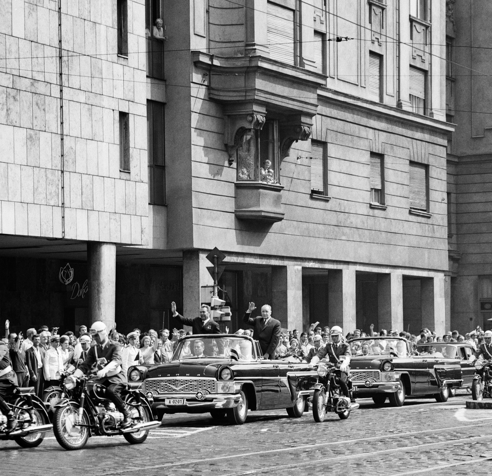 Hungary, Budapest VIII., Üllői út a Nagykörút kereszteződéséből a Kisfaludy utca felé nézve, L. I. Brezsnyev látogatása Magyarországon. A kép forrását kérjük így adja meg: Fortepan/Hegyi Zsolt, Balla Demeter felvétele., 1967, Balla Demeter / Hegyi Zsolt jogörökös adománya, Budapest, gaping, motorcycle, wave, politician, celebrity, convoy, Fortepan #148116