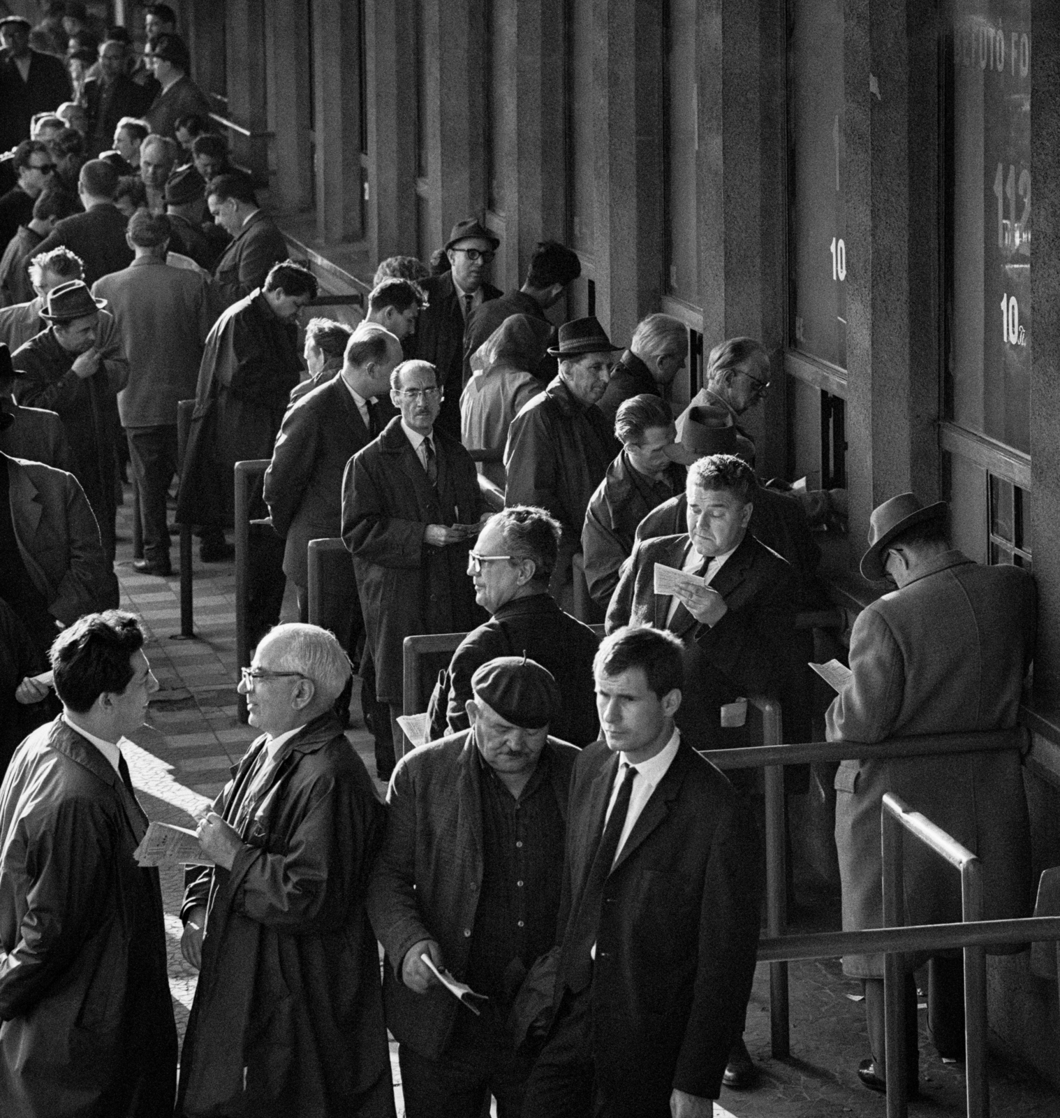 Hungary, Budapest X., Kerepesi úti Ügetőpálya, I. helyi kasszasor. A kép forrását kérjük így adja meg: Fortepan/Hegyi Zsolt, Balla Demeter felvétele., 1968, Balla Demeter / Hegyi Zsolt jogörökös adománya, Budapest, men, Fortepan #148125