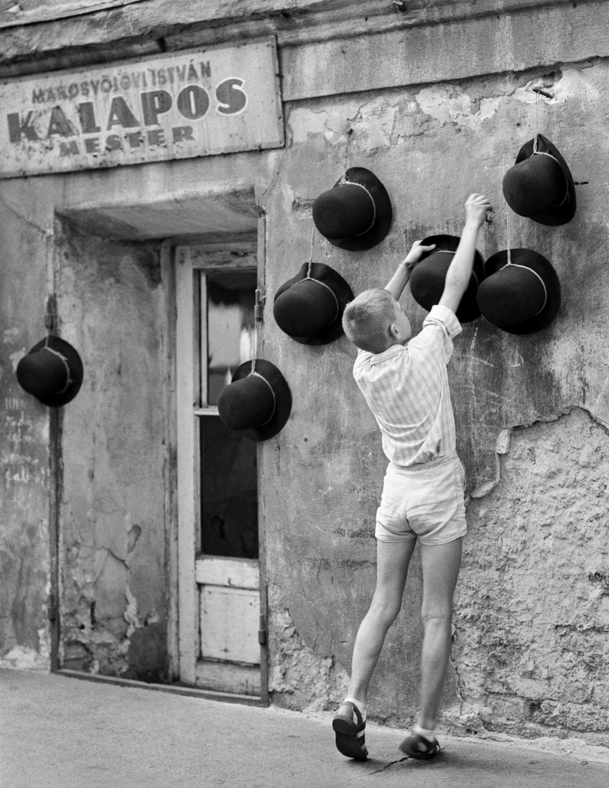 Magyarország, Budapest XIII., Visegrádi utca 20–24., kalaposinas Marosvölgyi István kalaposmester műhelye előtt. A kép forrását kérjük így adja meg: Fortepan/Hegyi Zsolt, Balla Demeter felvétele., 1960, Balla Demeter / Hegyi Zsolt jogörökös adománya, Budapest, Best of, kisiparos, kalapos, kihalt mesterség, Fortepan #148127