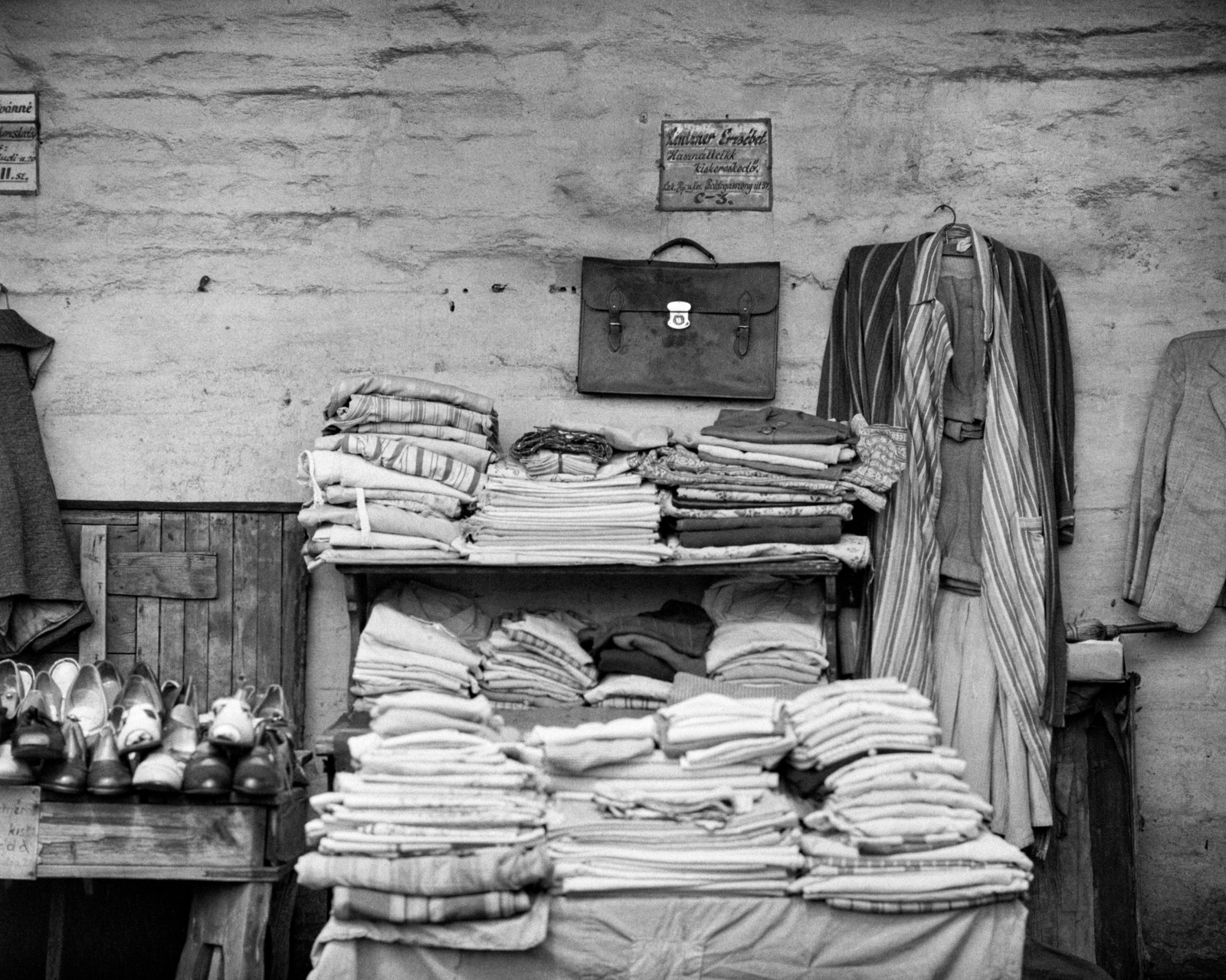 Hungary, Budapest IX., Ecseri úti használtcikk piac. A kép forrását kérjük így adja meg: Fortepan/Hegyi Zsolt, Balla Demeter felvétele., 1964, Balla Demeter / Hegyi Zsolt jogörökös adománya, briefcase, bathrobe, nightgown, Budapest, flea market, Fortepan #148136