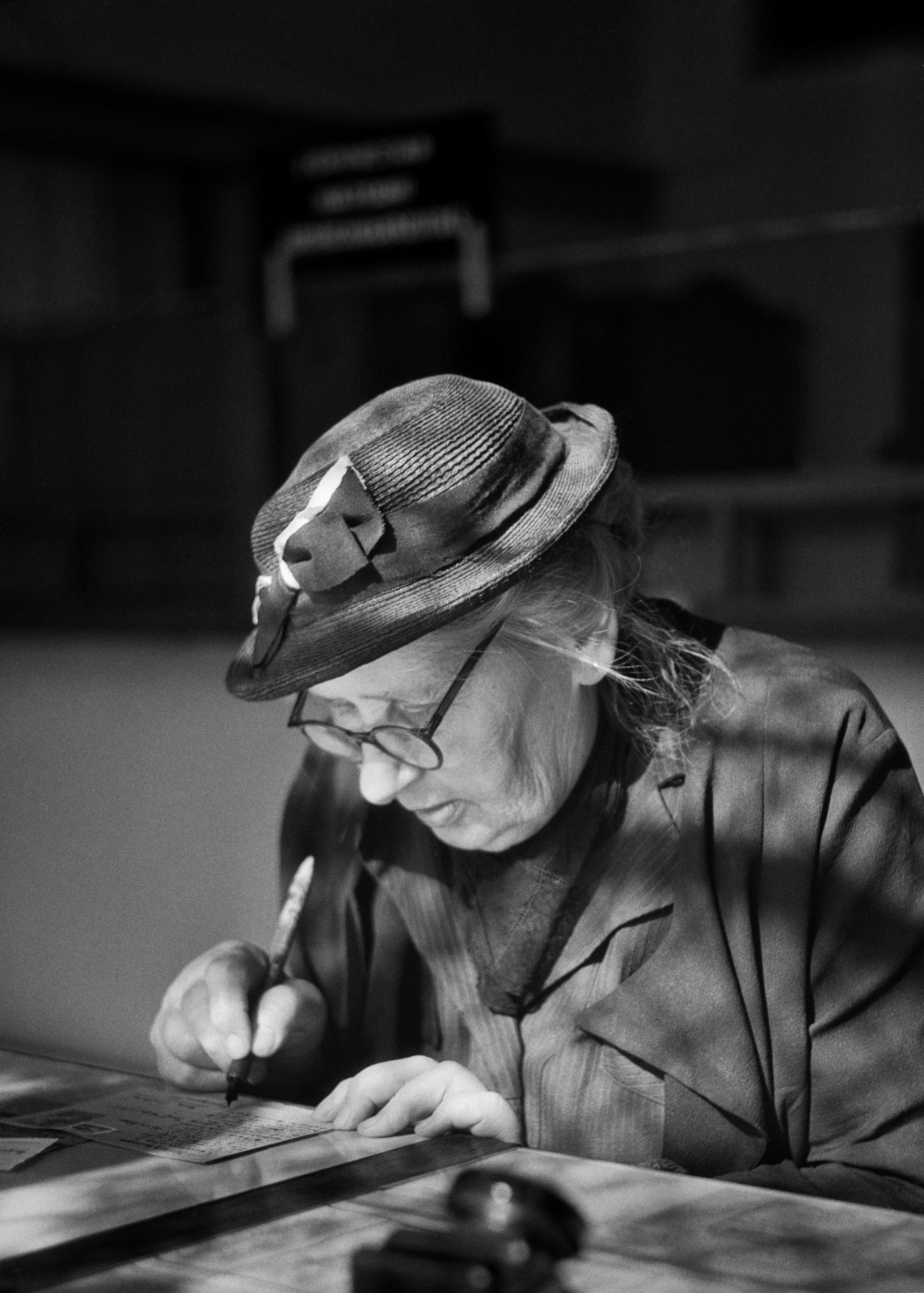A kép forrását kérjük így adja meg: Fortepan/Hegyi Zsolt, Balla Demeter felvétele., 1964, Balla Demeter / Hegyi Zsolt jogörökös adománya, hat, glasses, ink bottle, pen, post office, Fortepan #148142