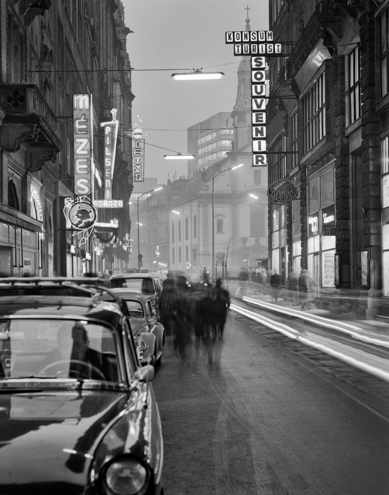 Magyarország, Budapest V., Kígyó utca, háttérben a Ferenciek tere (Felszabadulás tér) a ferences templommal. A kép forrását kérjük így adja meg: Fortepan/Hegyi Zsolt, Balla Demeter felvétele., 1968, Balla Demeter / Hegyi Zsolt jogörökös adománya, Budapest, konzumbolt, Mézes Mackó, neon felirat, reklám, Fortepan #148143