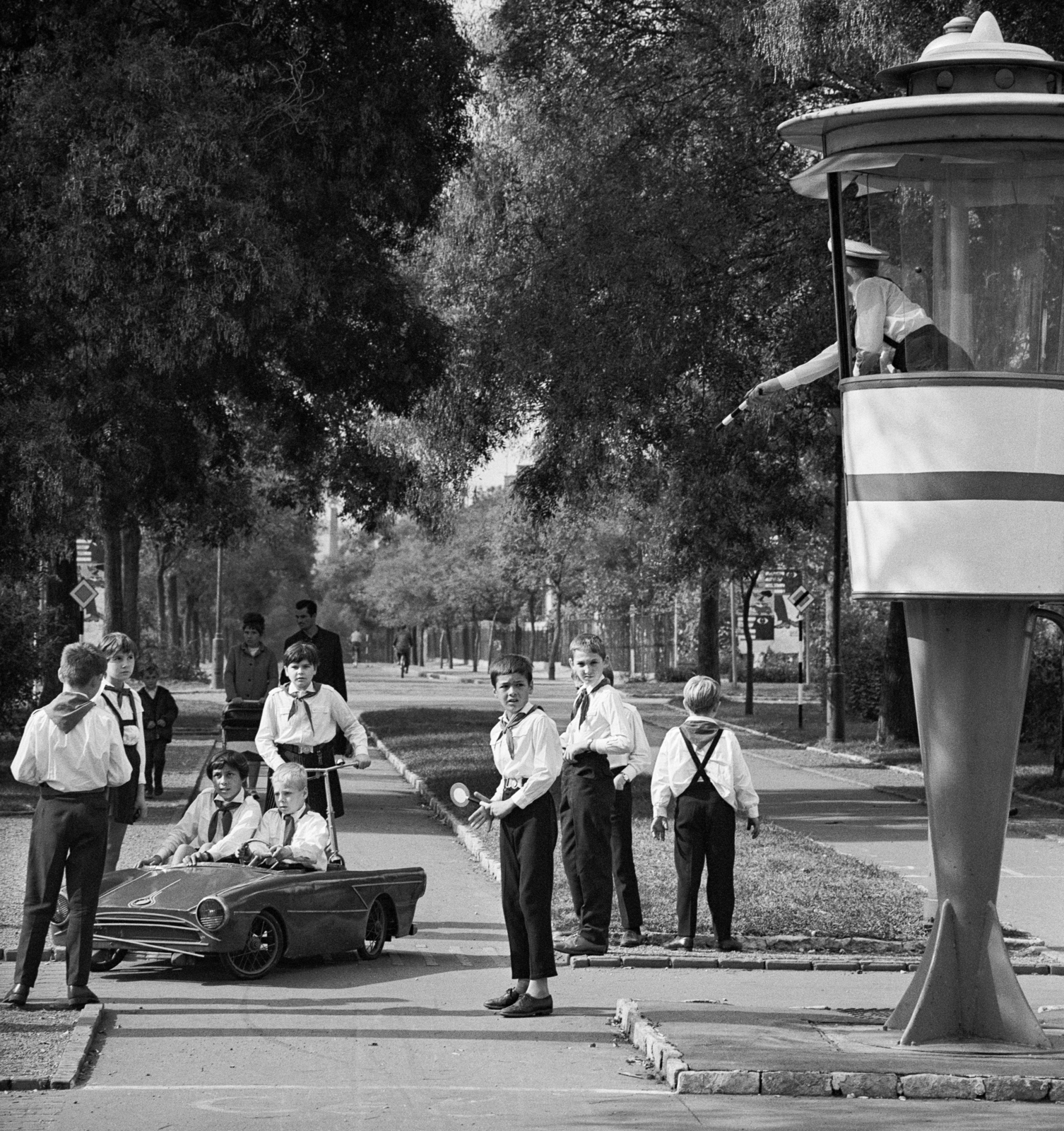 Hungary, Budapest XIII., Gyermek tér, gyermek közlekedési park. A kép forrását kérjük így adja meg: Fortepan/Hegyi Zsolt, Balla Demeter felvétele., 1968, Balla Demeter / Hegyi Zsolt jogörökös adománya, Budapest, billy club, point a finger, pioneer, Fortepan #148144