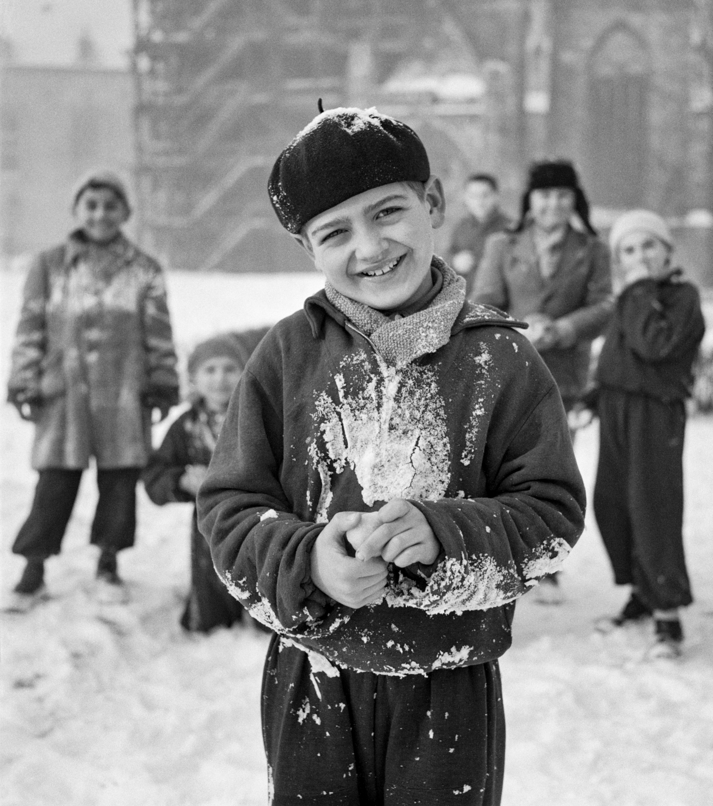 Hungary, Budapest I., Szentháromság tér, háttérben a Mátyás templom déli oldala a Mária-kapuval, balra a régi Pénzügyminisztérium épülete, ekkor egyetemi kollégium. A kép forrását kérjük így adja meg: Fortepan/Hegyi Zsolt, Balla Demeter felvétele., 1958, Balla Demeter / Hegyi Zsolt jogörökös adománya, winter, beret, sweater, Budapest, Fortepan #148145