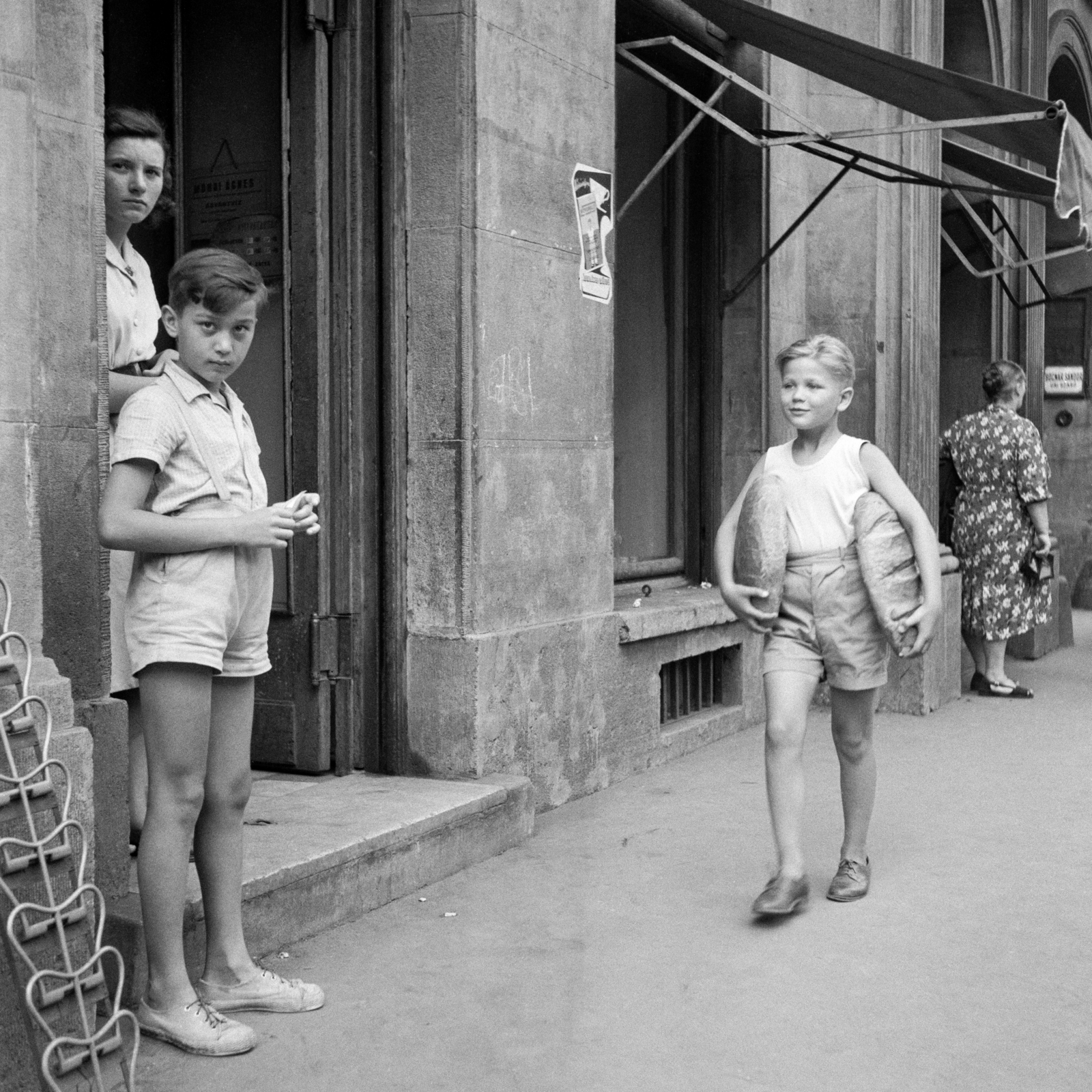 Magyarország, Budapest V., József Attila utca 16. A kép forrását kérjük így adja meg: Fortepan/Hegyi Zsolt, Balla Demeter felvétele., 1958, Balla Demeter / Hegyi Zsolt jogörökös adománya, kenyér, tornacipő, Budapest, Fortepan #148149