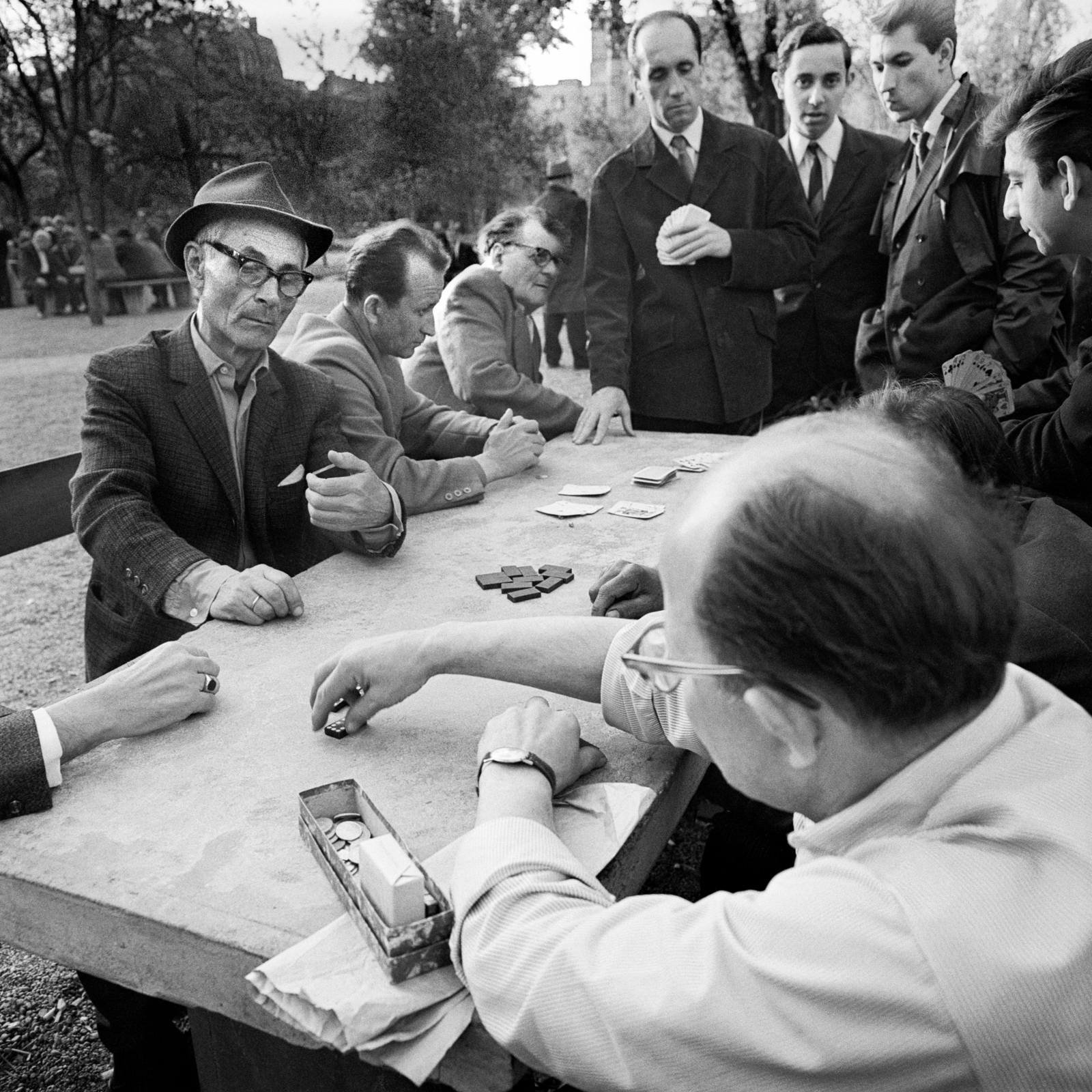 A kép forrását kérjük így adja meg: Fortepan/Hegyi Zsolt, Balla Demeter felvétele., 1962, Balla Demeter / Hegyi Zsolt jogörökös adománya, playing domino, kibitzer, Fortepan #148155