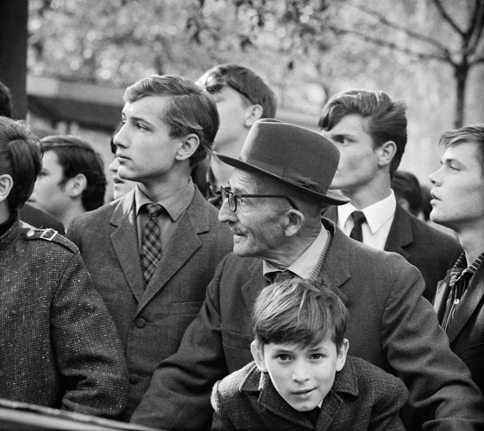 Hungary, Budapest XIV., A kép forrását kérjük így adja meg: Fortepan/Hegyi Zsolt, Balla Demeter felvétele., 1968, Balla Demeter / Hegyi Zsolt jogörökös adománya, Budapest, gaping, grandparent, teenager, Fortepan #148162