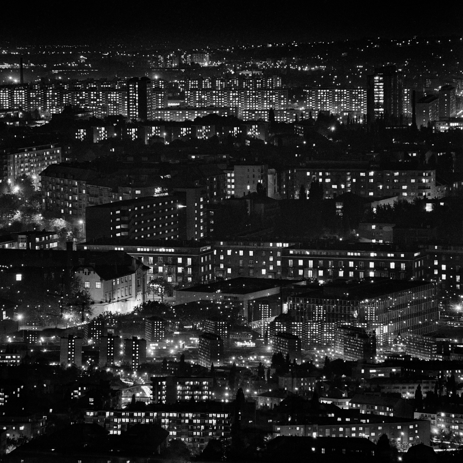 Hungary, Budapest XI., egy Számadó utcai ház ablakából készült multiexpoziciós felvétel. Felül a Kelenföldi lakótelep, középen a Villányi út - Tas vezér utca - Bocskai út környéki épületek, alul balra a Bartók Béla út és a Tétényi út találkozásánál lévő vasúti híd látszik. A kép forrását kérjük így adja meg: Fortepan/Hegyi Zsolt, Balla Demeter felvétele., 1975, Balla Demeter / Hegyi Zsolt jogörökös adománya, Budapest, bird's eye view, blocks, night, Fortepan #148164