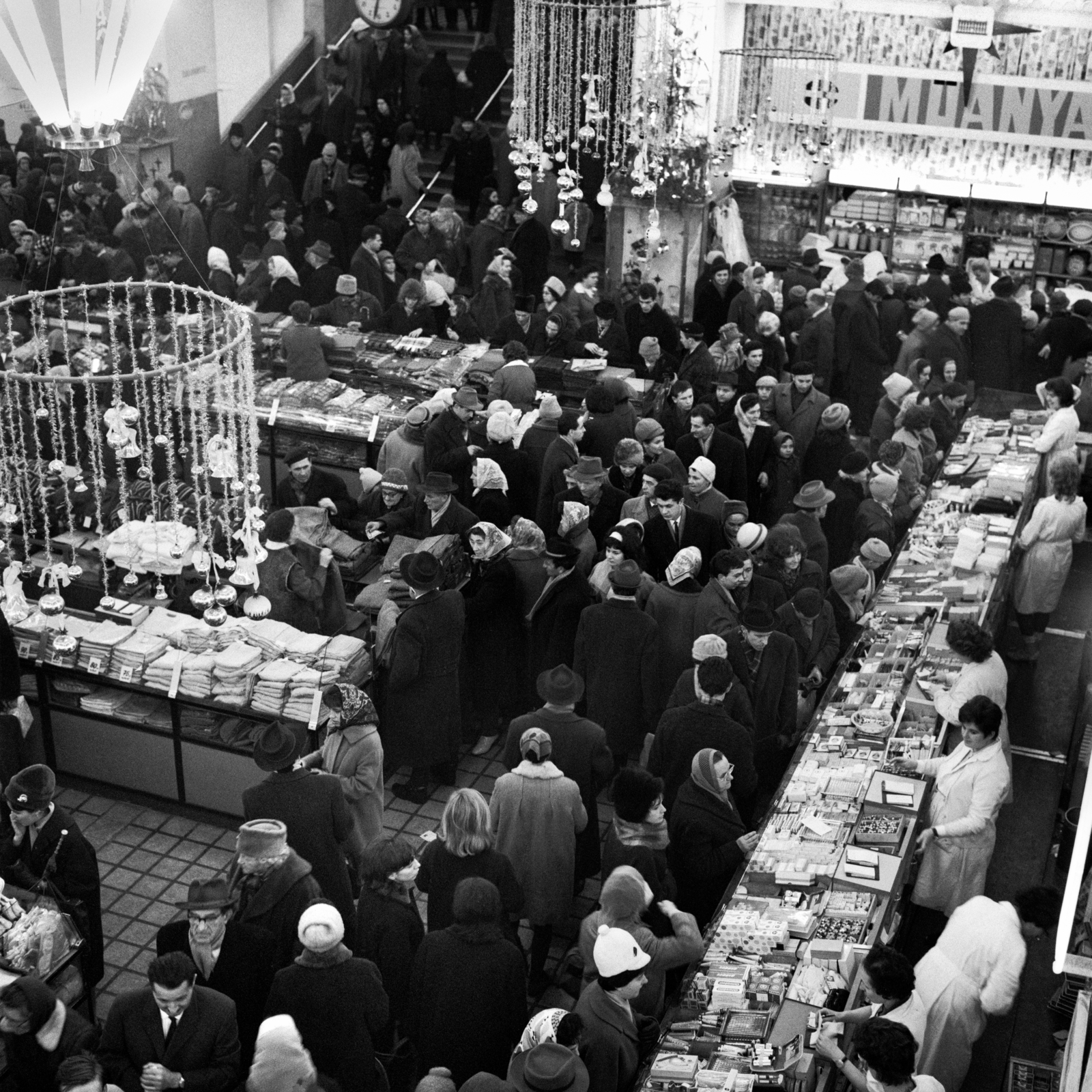 Magyarország, Budapest VIII., Blaha Lujza tér, Corvin Áruház. A kép forrását kérjük így adja meg: Fortepan/Hegyi Zsolt, Balla Demeter felvétele., 1967, Balla Demeter / Hegyi Zsolt jogörökös adománya, Budapest, felülnézet, vásárlás, Fortepan #148166