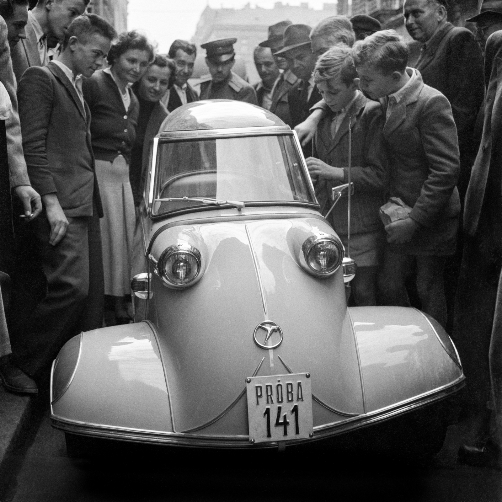 Hungary, az Autóközlekedési Tudományos Kutató Intézet (ATUKI) által vizsgált törpeautó, egy Messerschmitt Kabinenroller. A kép forrását kérjük így adja meg: Fortepan/Hegyi Zsolt, Balla Demeter felvétele., 1955, Balla Demeter / Hegyi Zsolt jogörökös adománya, Messerschmitt-brand, number plate, photo aspect ratio: square, curiosity, Fortepan #148167