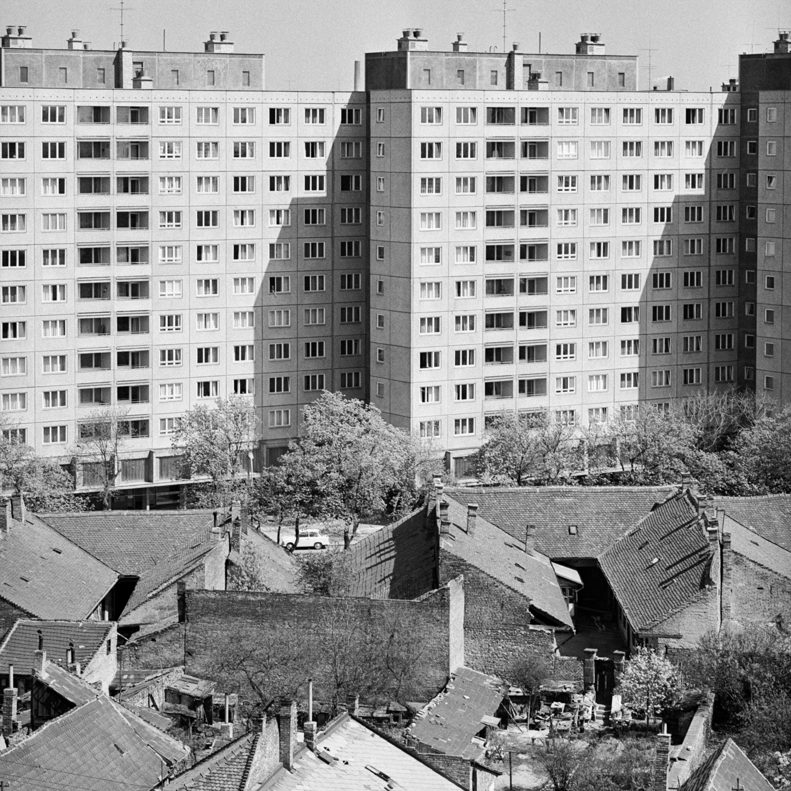 Hungary, Budapest III., a Vörösvári úti lakótelep 1-11. számú épülete a Szőlő utca felől nézve. A kép forrását kérjük így adja meg: Fortepan/Hegyi Zsolt, Balla Demeter felvétele., 1971, Balla Demeter / Hegyi Zsolt jogörökös adománya, Budapest, roof, tall house, Fortepan #148169