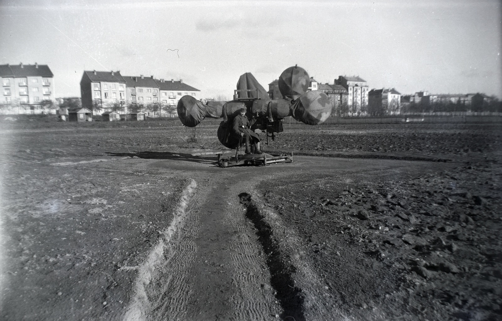 Hungary, Budapest XIV., fülelő berendezés az egykori lóversenytér, a későbbi Népstadion területén, háttérben a Stefánia út házsora., 1942, Barbjerik Ferenc, Budapest, defense rangefinder, Fortepan #148181