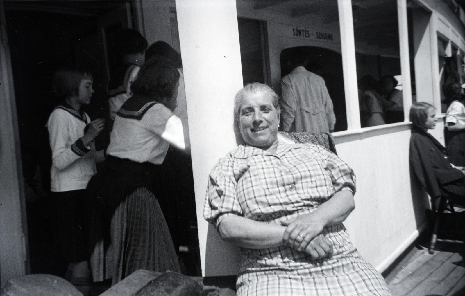 Hungary, kirándulóhajó a Dunán Vác alatt., 1933, Barbjerik Ferenc, portrait, sailor blouse, lady, boat trip, Fortepan #148184