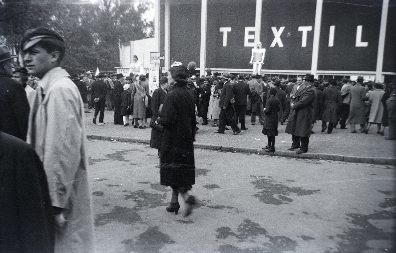 Hungary, Budapest XIV., szemben, részben takarva Bortnyik Sándor és Zelenka László működő szobra a Gépember., 1937, Barbjerik Ferenc, fair, Budapest, textile industry, Fortepan #148190