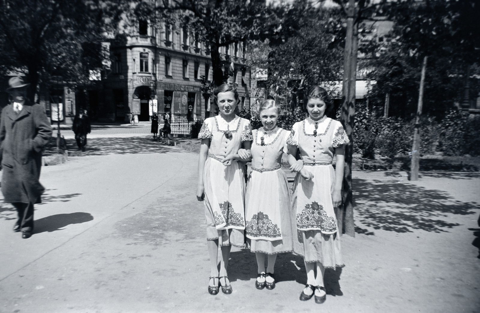 Hungary, Budapest VIII., Rákóczi tér, a háttérben balra a Bacsó Béla (Német) utca - Vásár utca sarok., 1930, Barbjerik Ferenc, handcraft, Budapest, three people, Fortepan #148196