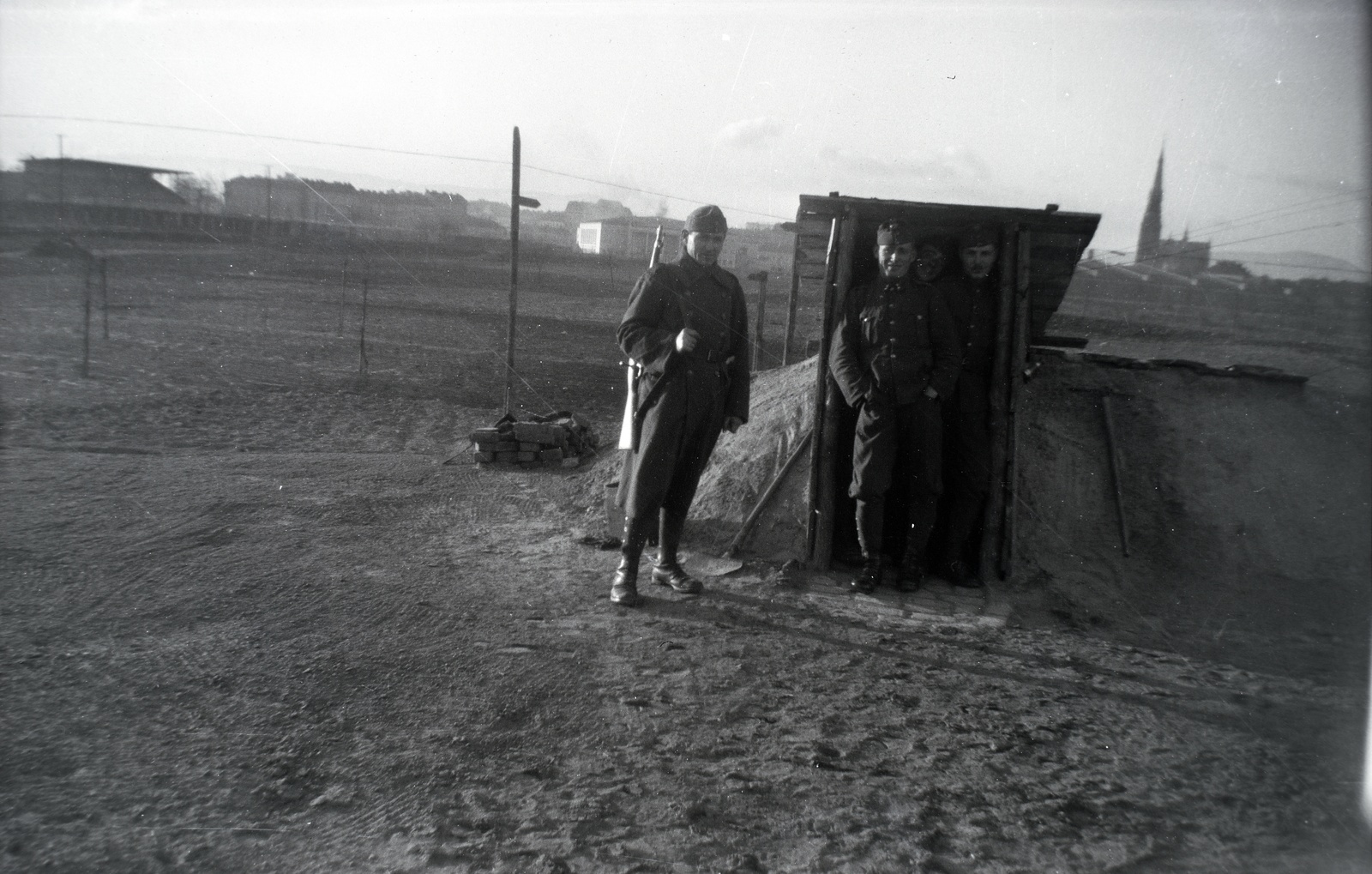 Hungary, Budapest XIV., az egykori lóversenytér, a későbbi Népstadion területe, háttérben jobbra a Rózsafüzér Királynéja-templom a Thököly út - Cházár András utca sarkon., 1942, Barbjerik Ferenc, soldier, guard, Budapest, Fortepan #148198