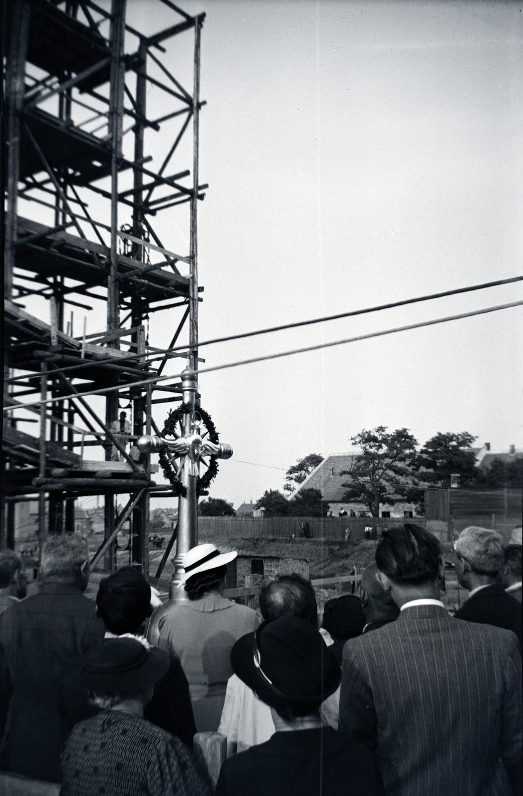 Hungary, Budapest XIV., Kassai tér, az épülő Szentlélek-templom, kereszt feltétele a toronycsúcsra 1937. június 13-án., 1936, Barbjerik Ferenc, Budapest, cross, Fortepan #148203