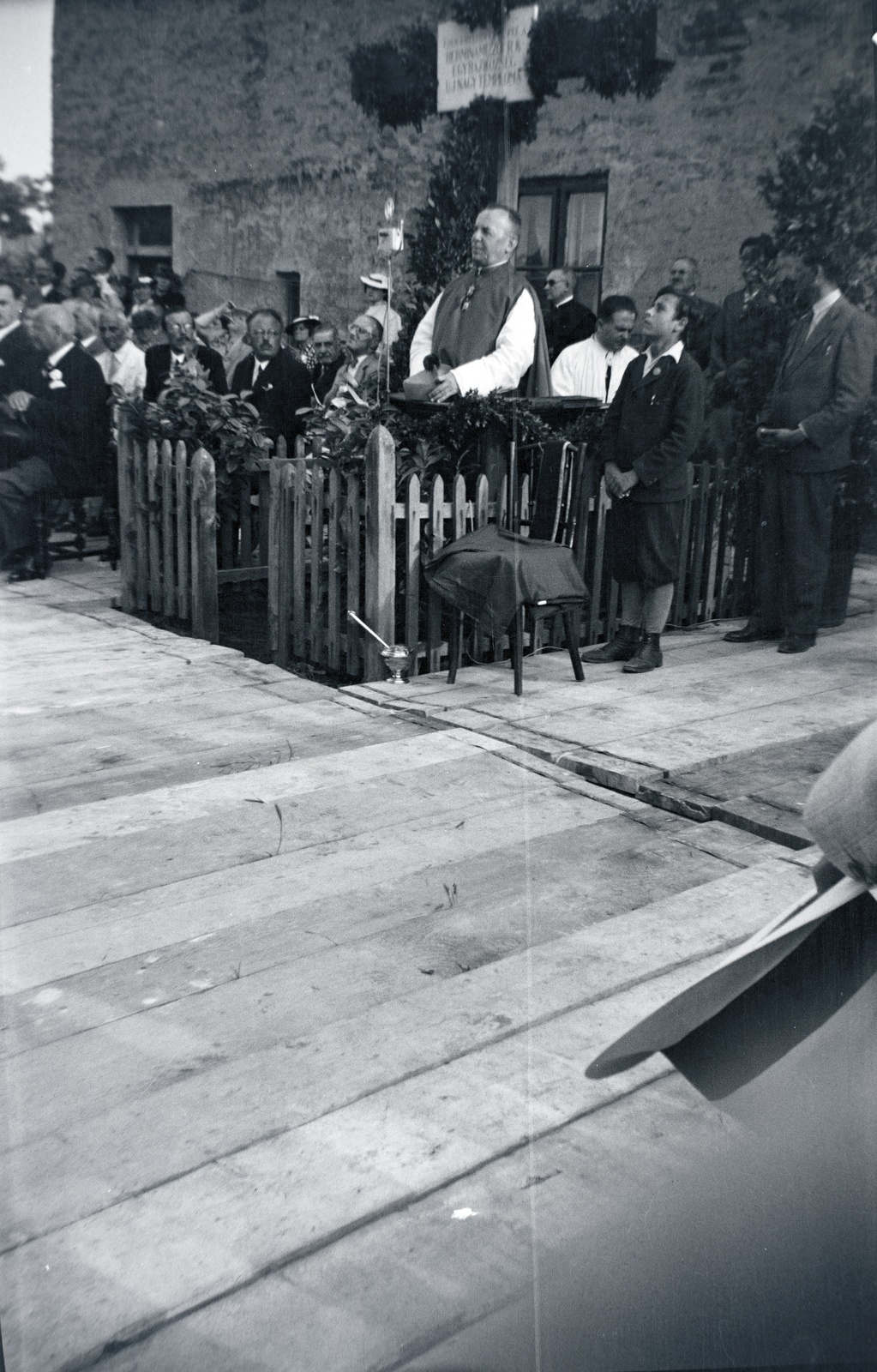 Magyarország, Budapest XIV., Kassai tér, kereszt elhelyezése a felépítendő Szentlélek-templom számára kijelölt telken., 1935, Barbjerik Ferenc, pap, Budapest, Fortepan #148206