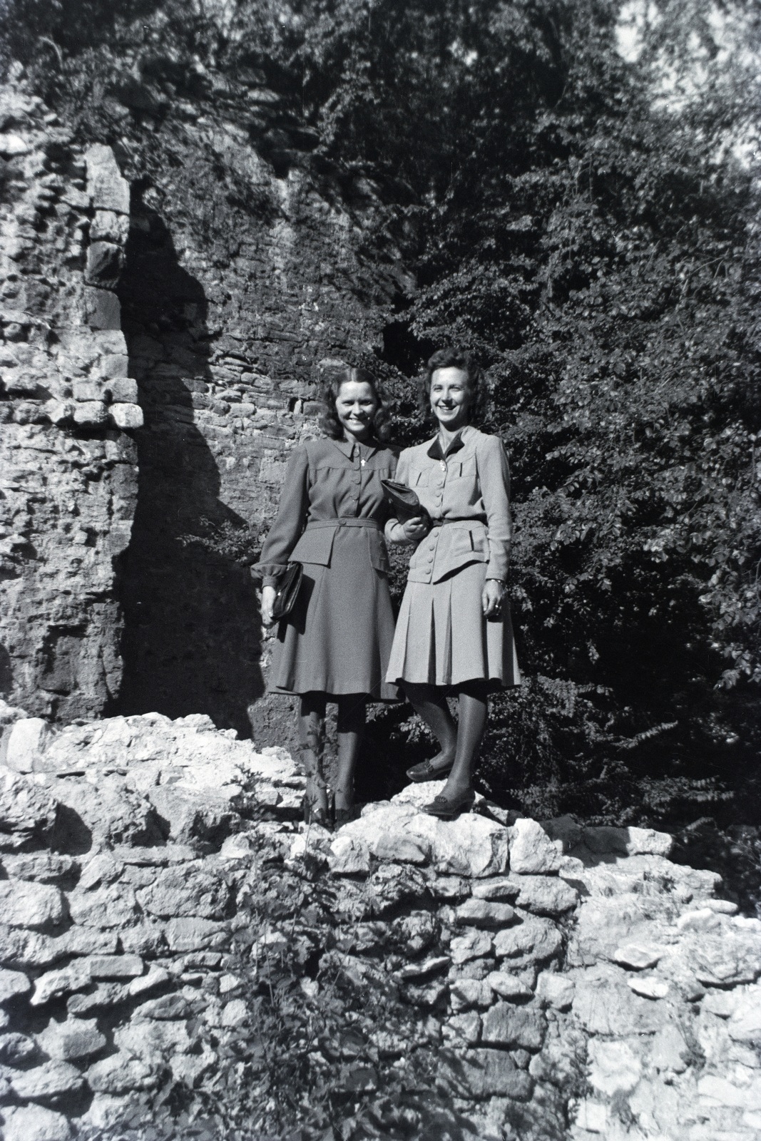 Hungary, Margit Islands, Budapest, kolostorrom., 1936, Barbjerik Ferenc, fashion, women, ruins, handbag, double portrait, Fortepan #148229