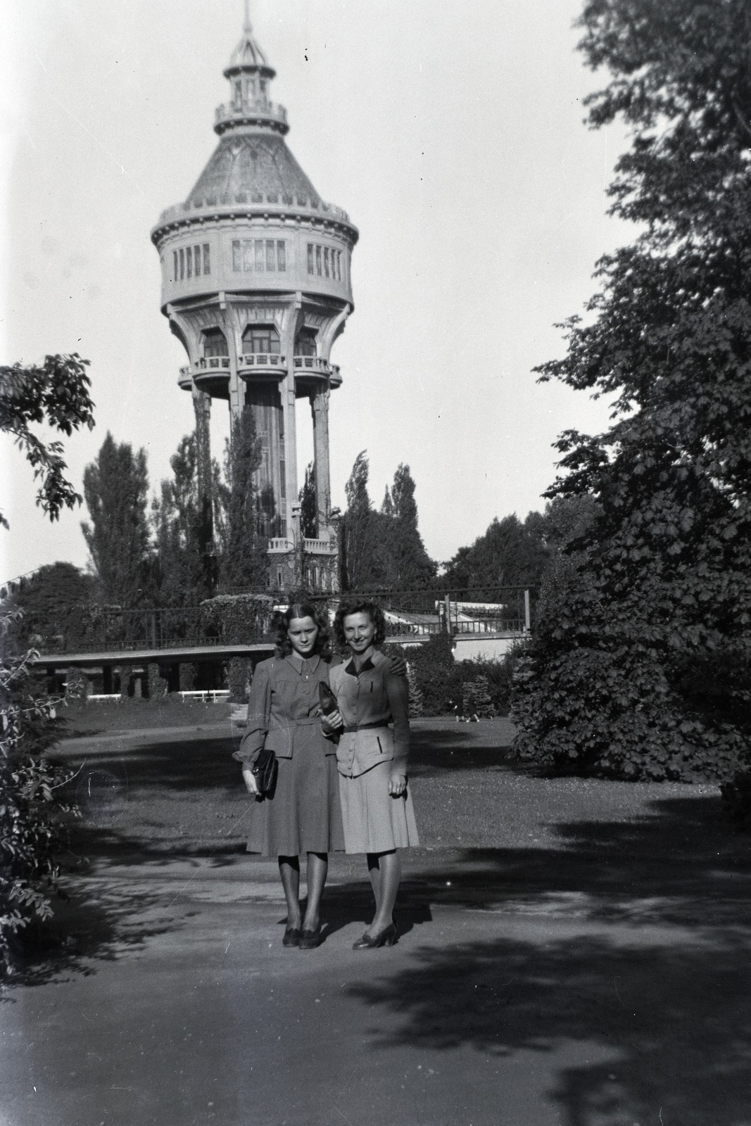 Magyarország, Margitsziget, Budapest, Víztorony., 1936, Barbjerik Ferenc, divat, nők, szecesszió, víztorony, retikül, kettős portré, Art Nouveau, Ray Vilmos Rezső-terv, Zielinski Szilárd-terv, Fortepan #148231
